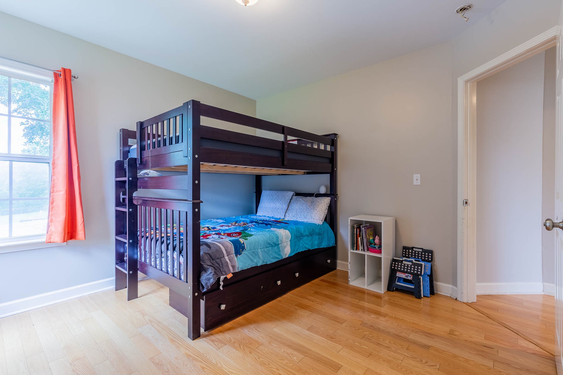 512 Twin Oaks Cir