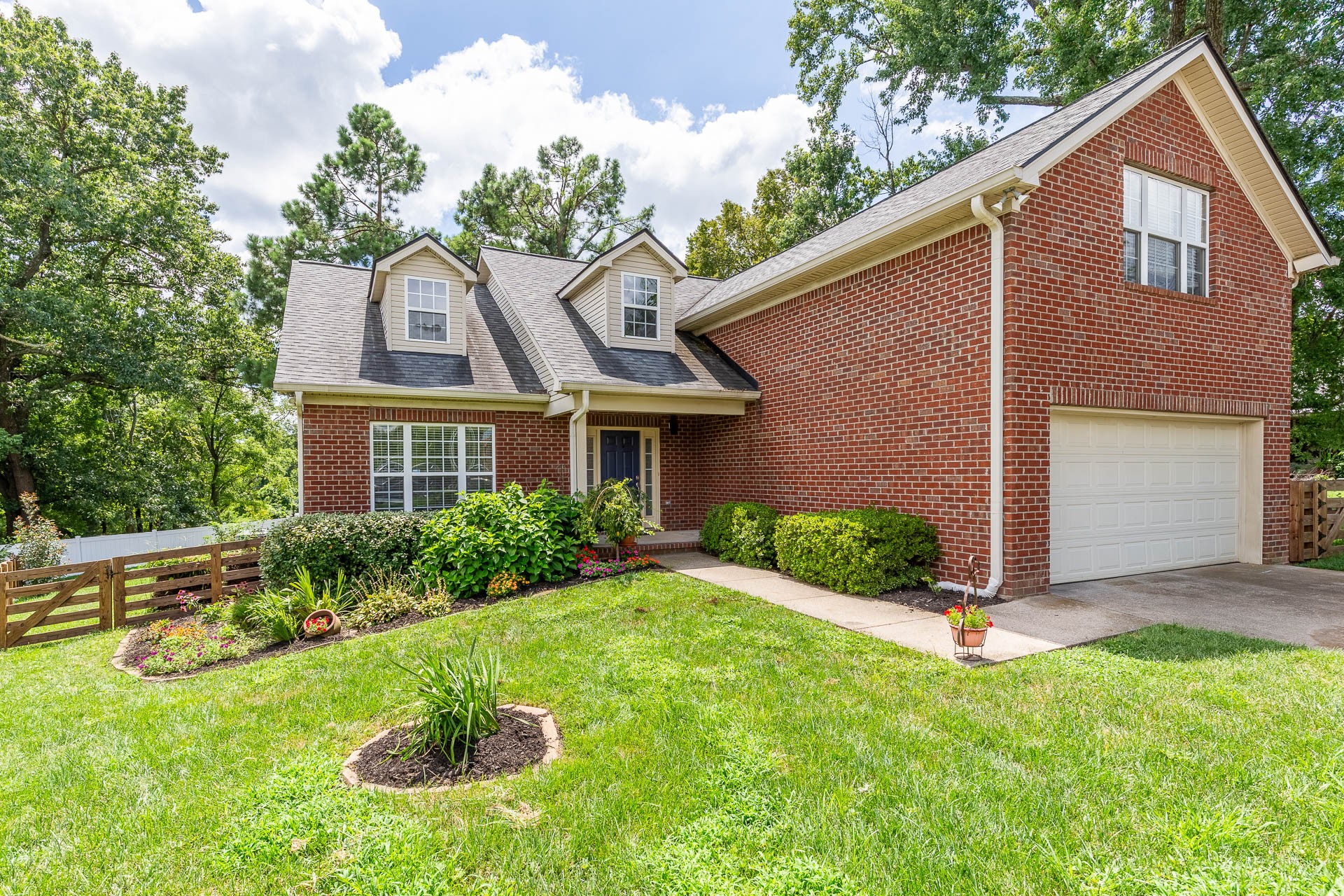 512 Twin Oaks Cir
