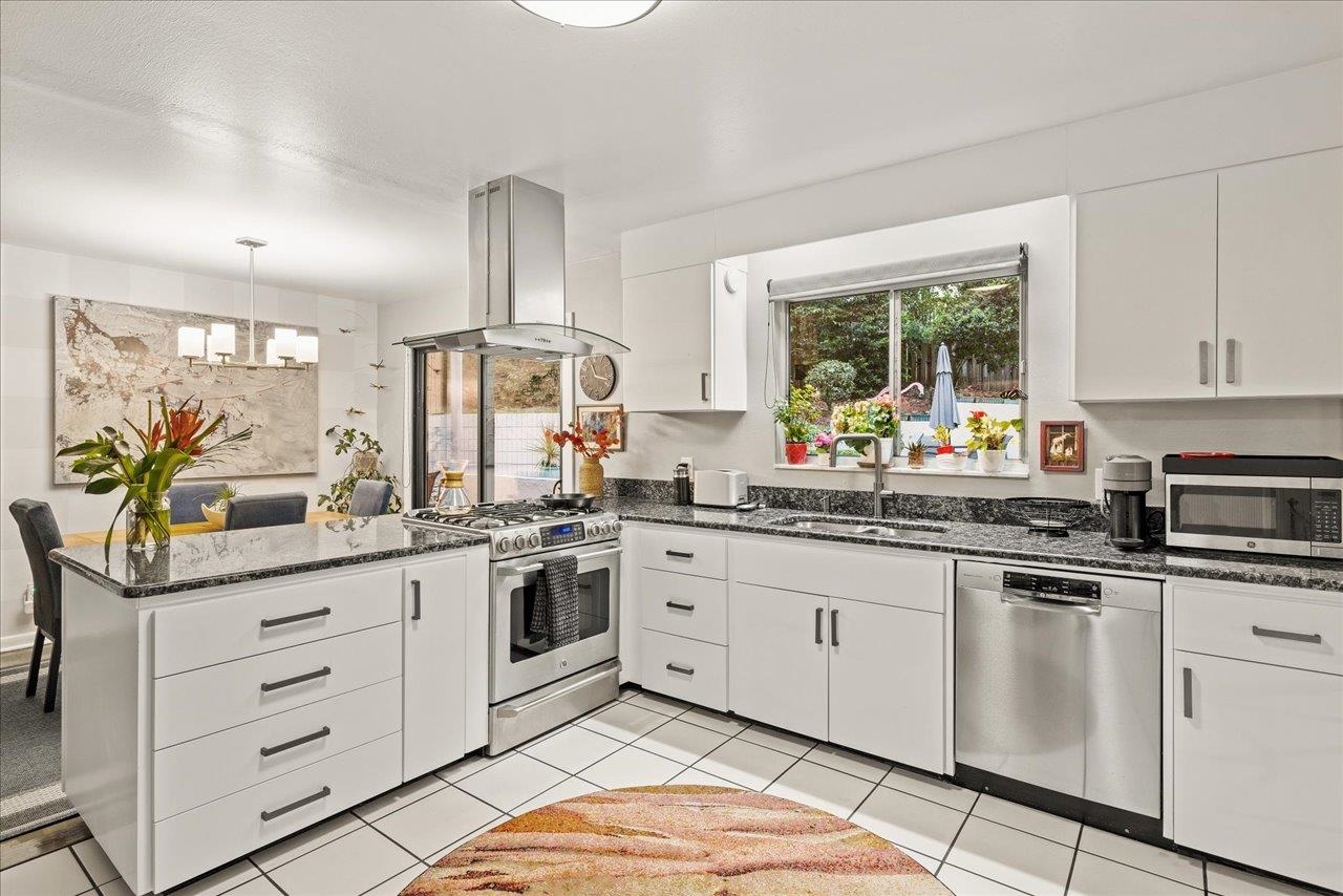 3541 Lakeshore Drive