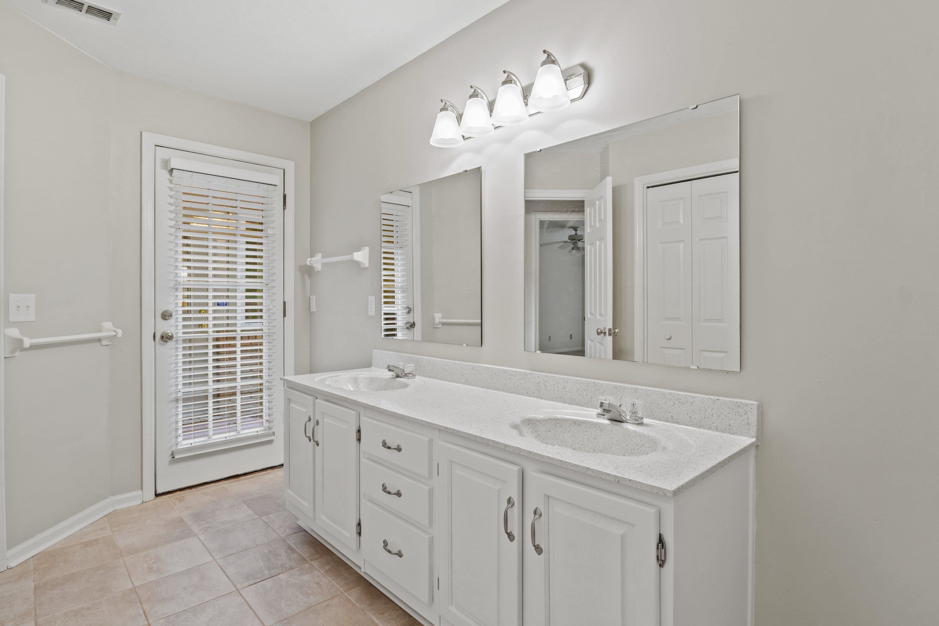 3549 Lakeshore Drive