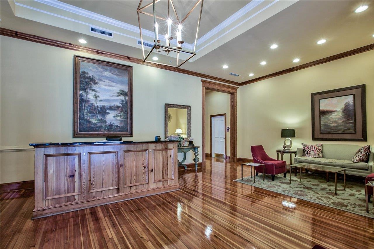 121 N MONROE Street Unit: PH 3