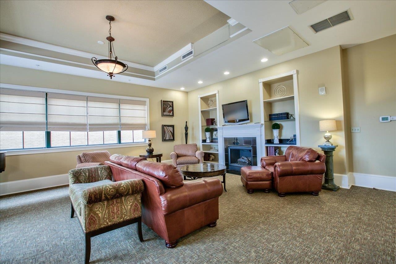 121 N MONROE Street Unit: PH 3