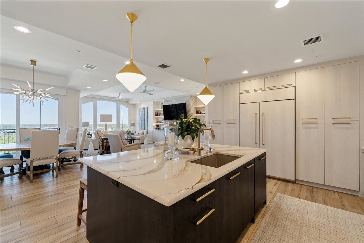 121 N MONROE Street Unit: PH 3