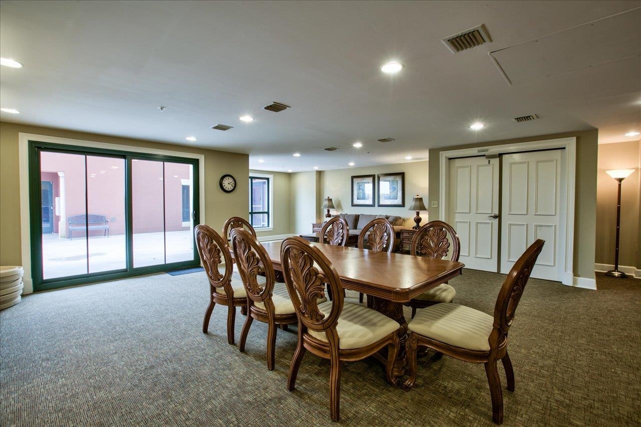 121 N MONROE Street Unit: PH 3