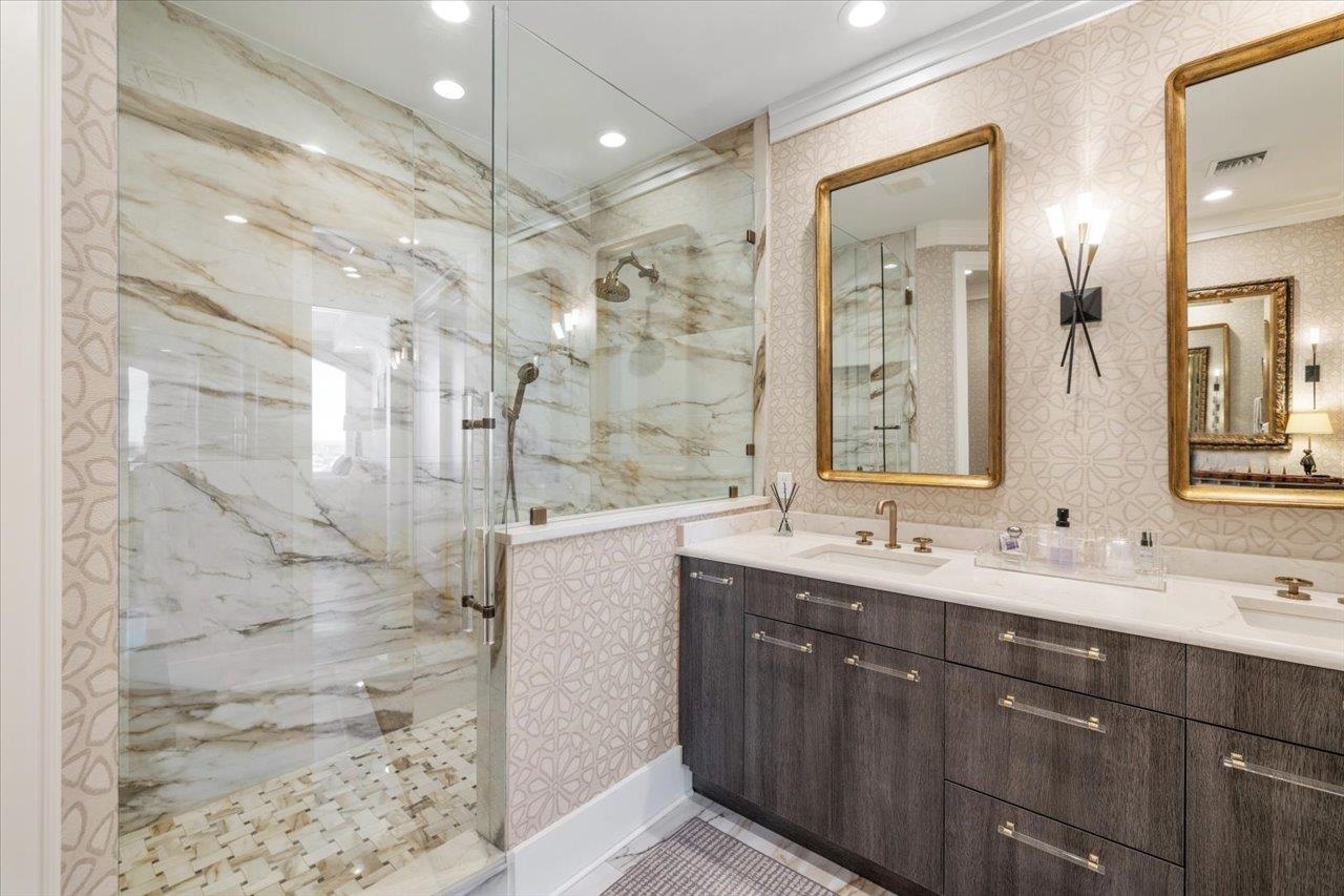 121 N MONROE Street Unit: PH 3