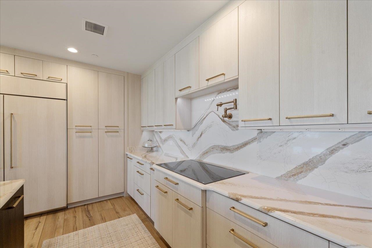 121 N MONROE Street Unit: PH 3