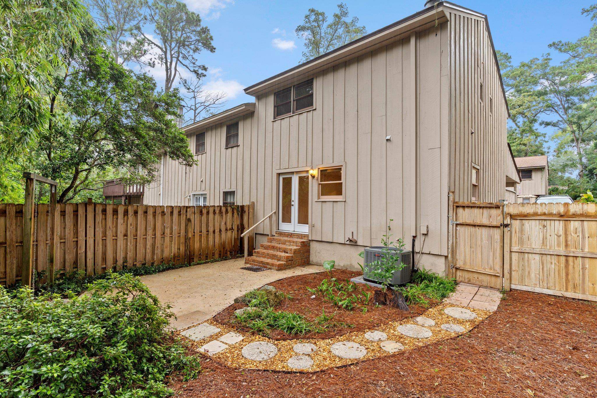 1842 Fernando Lane