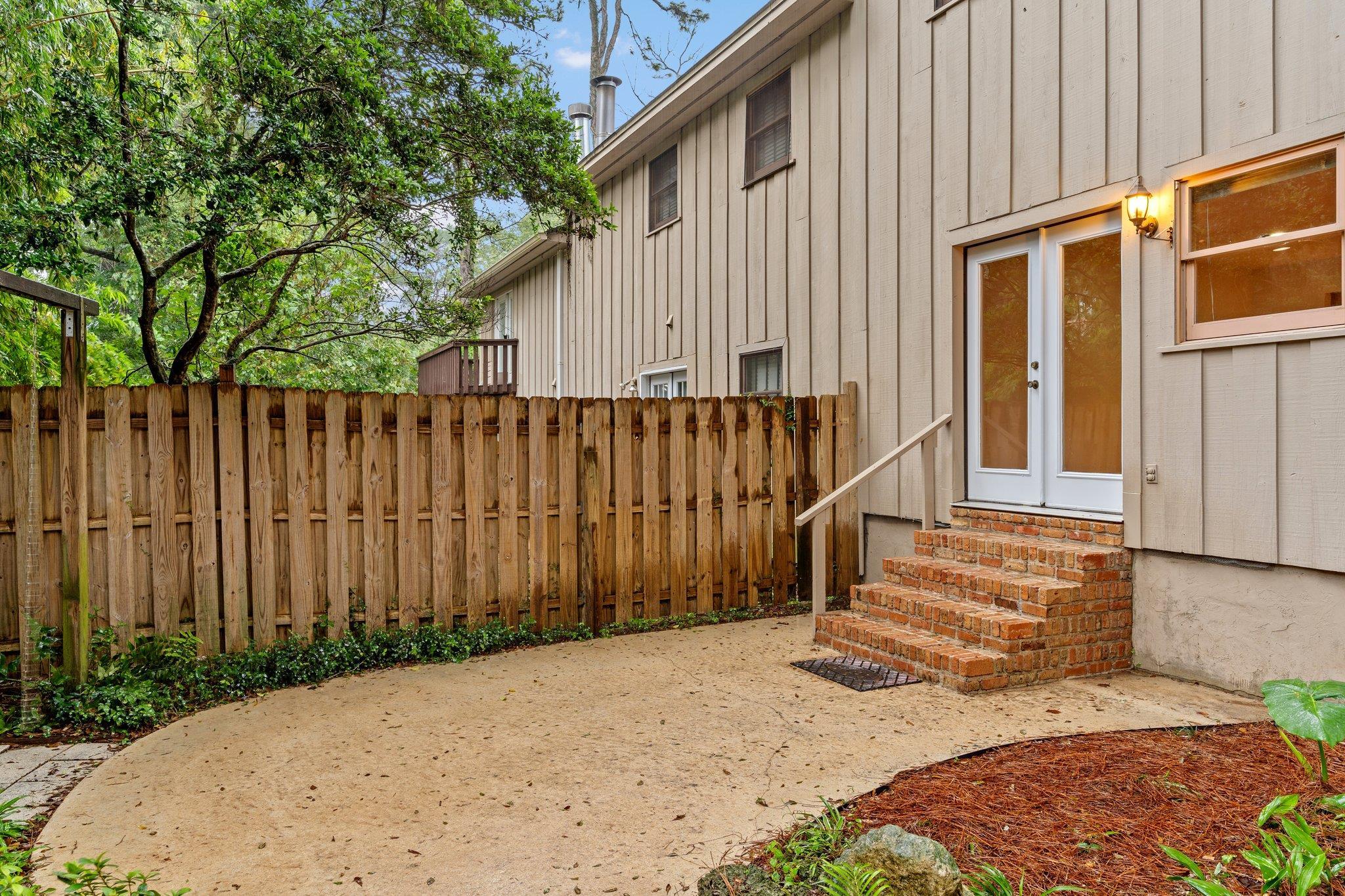 1842 Fernando Lane