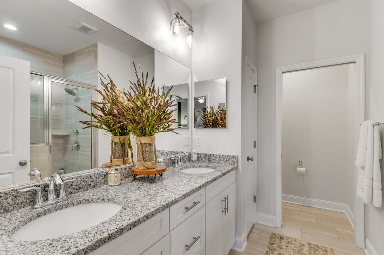 8741 Glenoak Trail