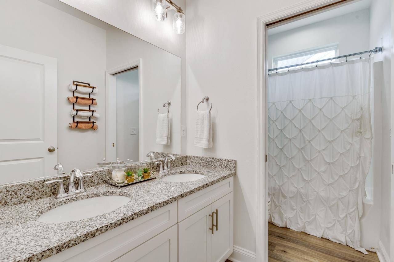 8741 Glenoak Trail