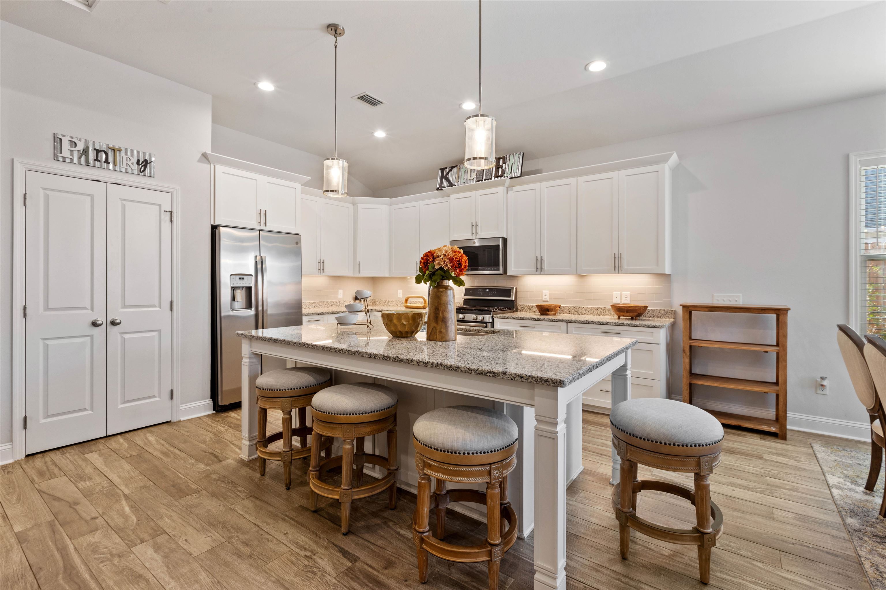 5592 Leaning Oak Trail