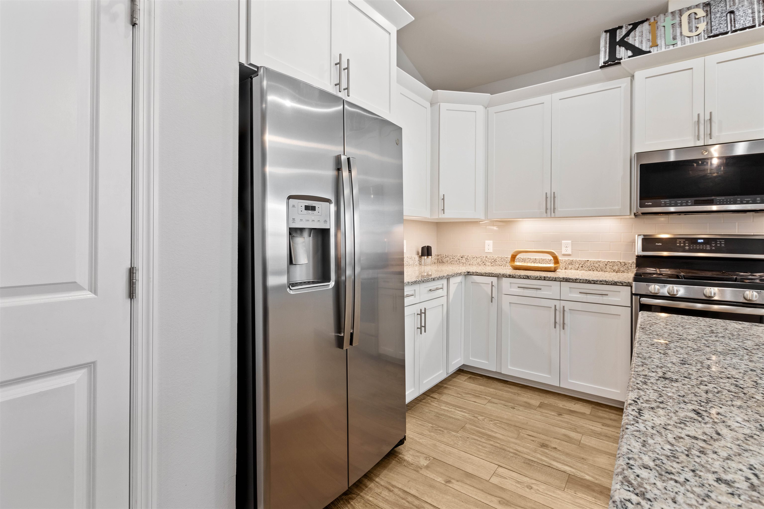 5592 Leaning Oak Trail