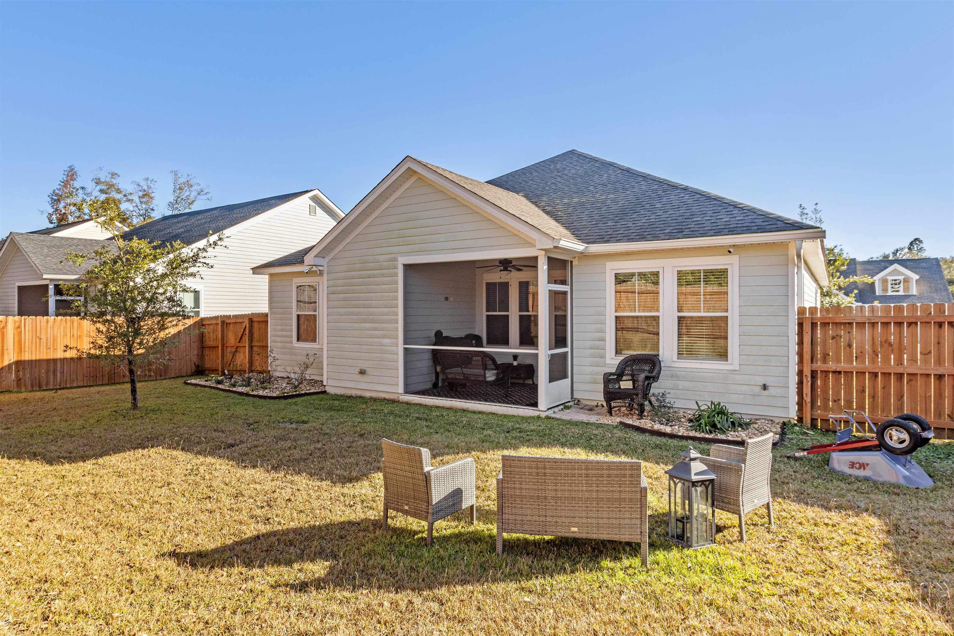 5592 Leaning Oak Trail