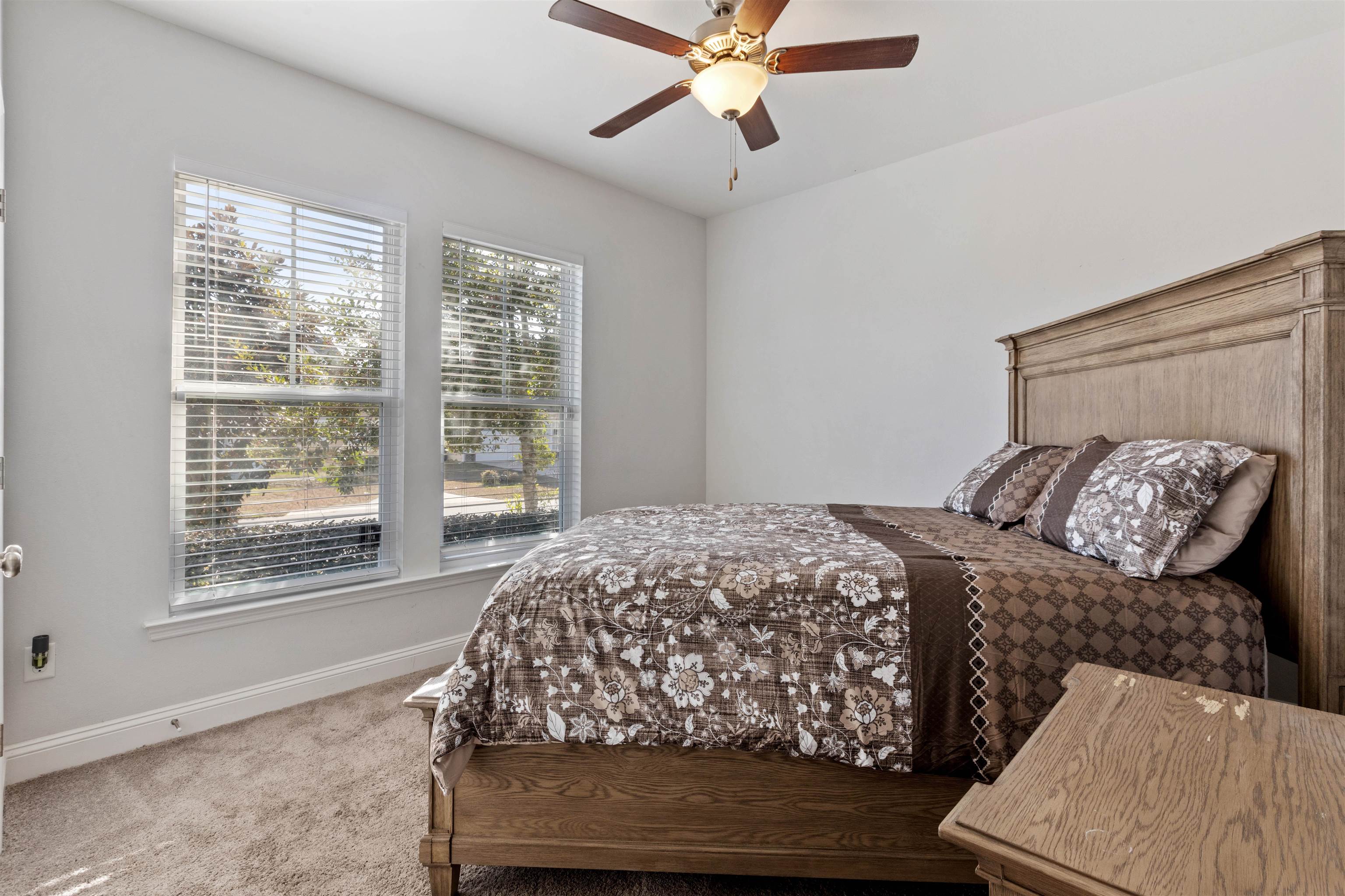 5592 Leaning Oak Trail