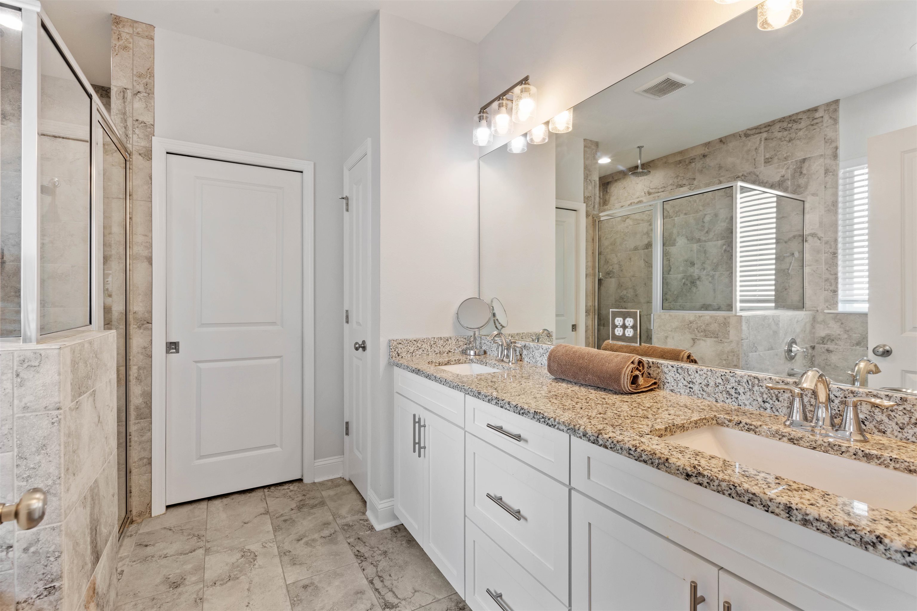 5592 Leaning Oak Trail