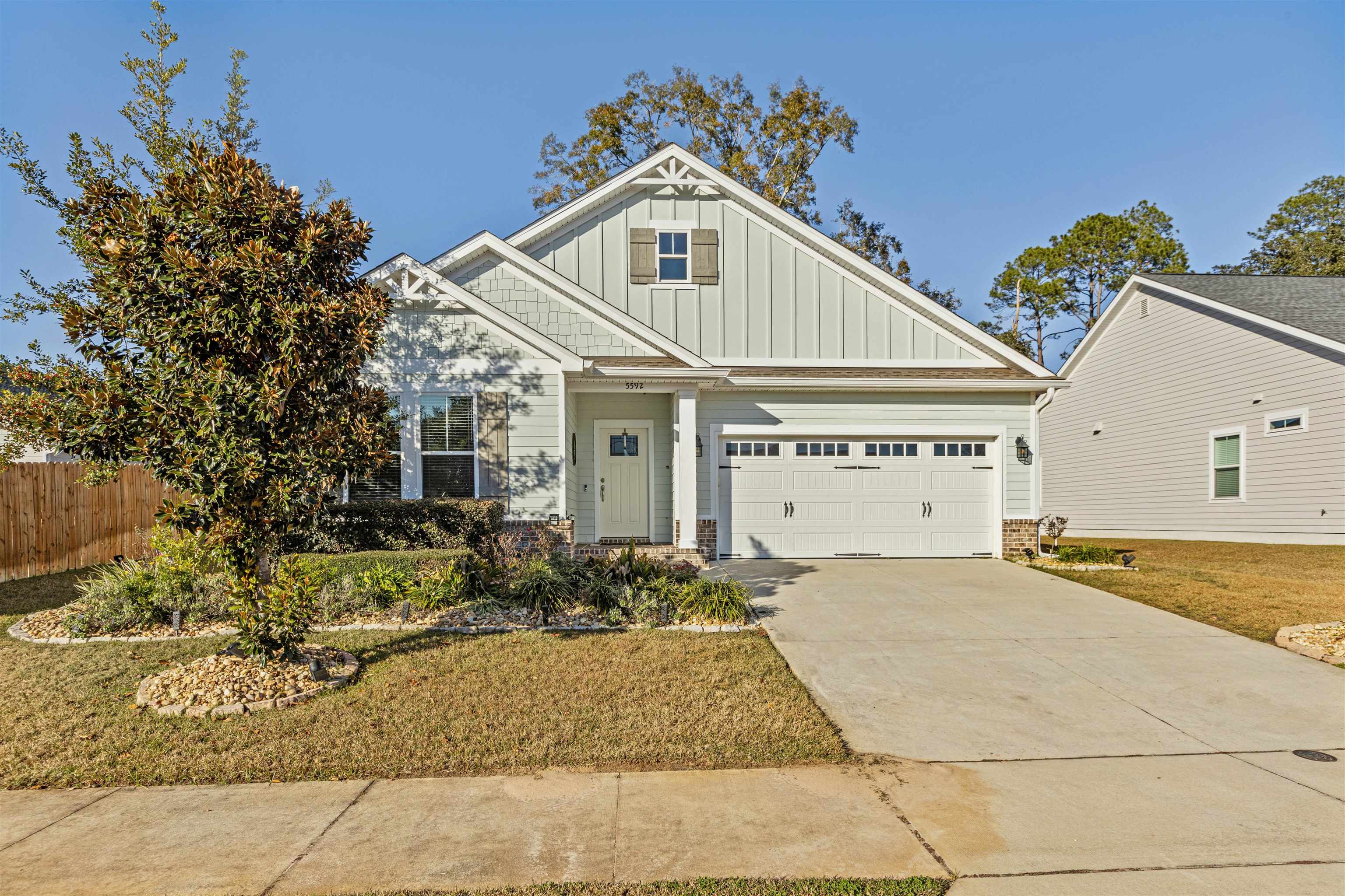 5592 Leaning Oak Trail