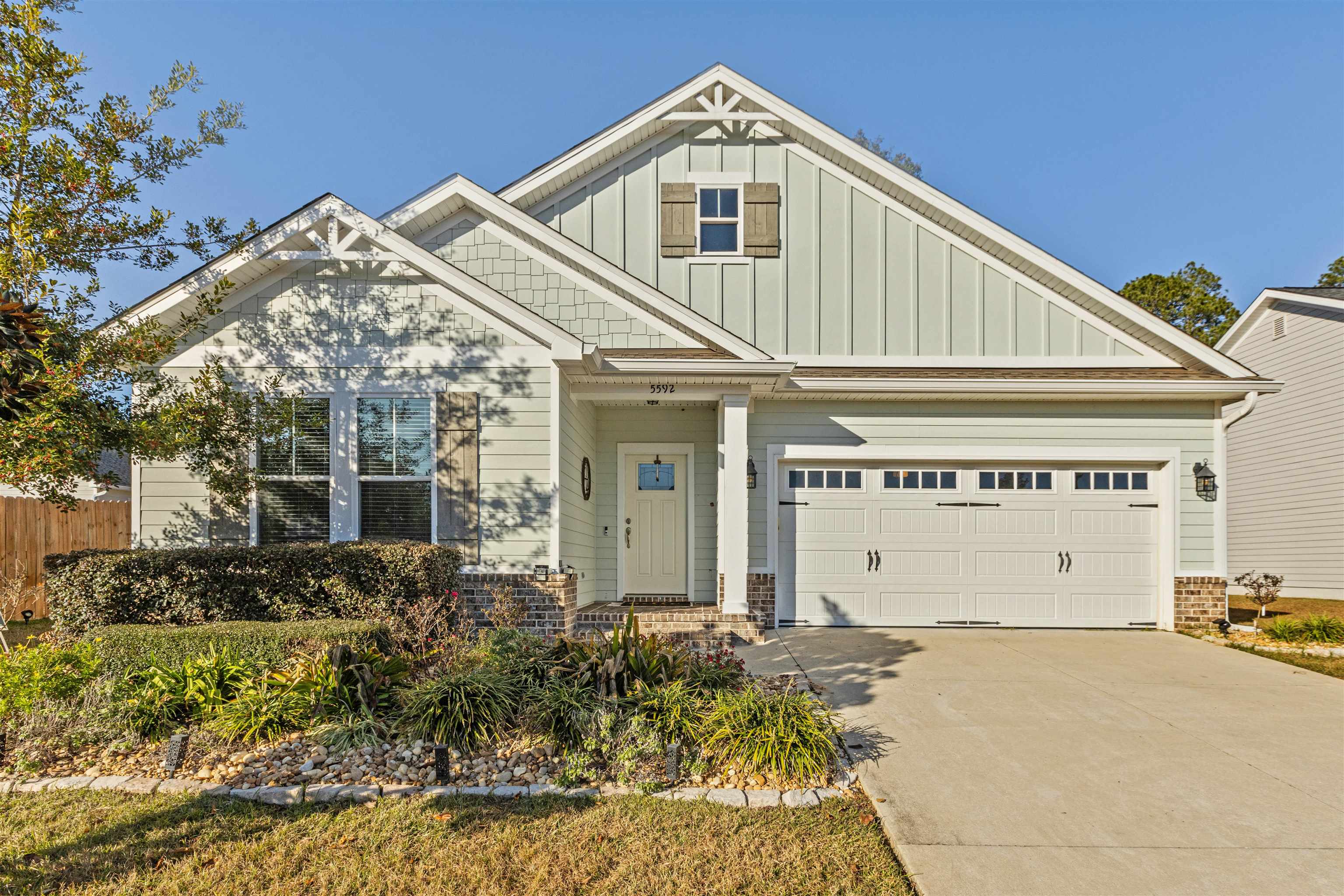 5592 Leaning Oak Trail