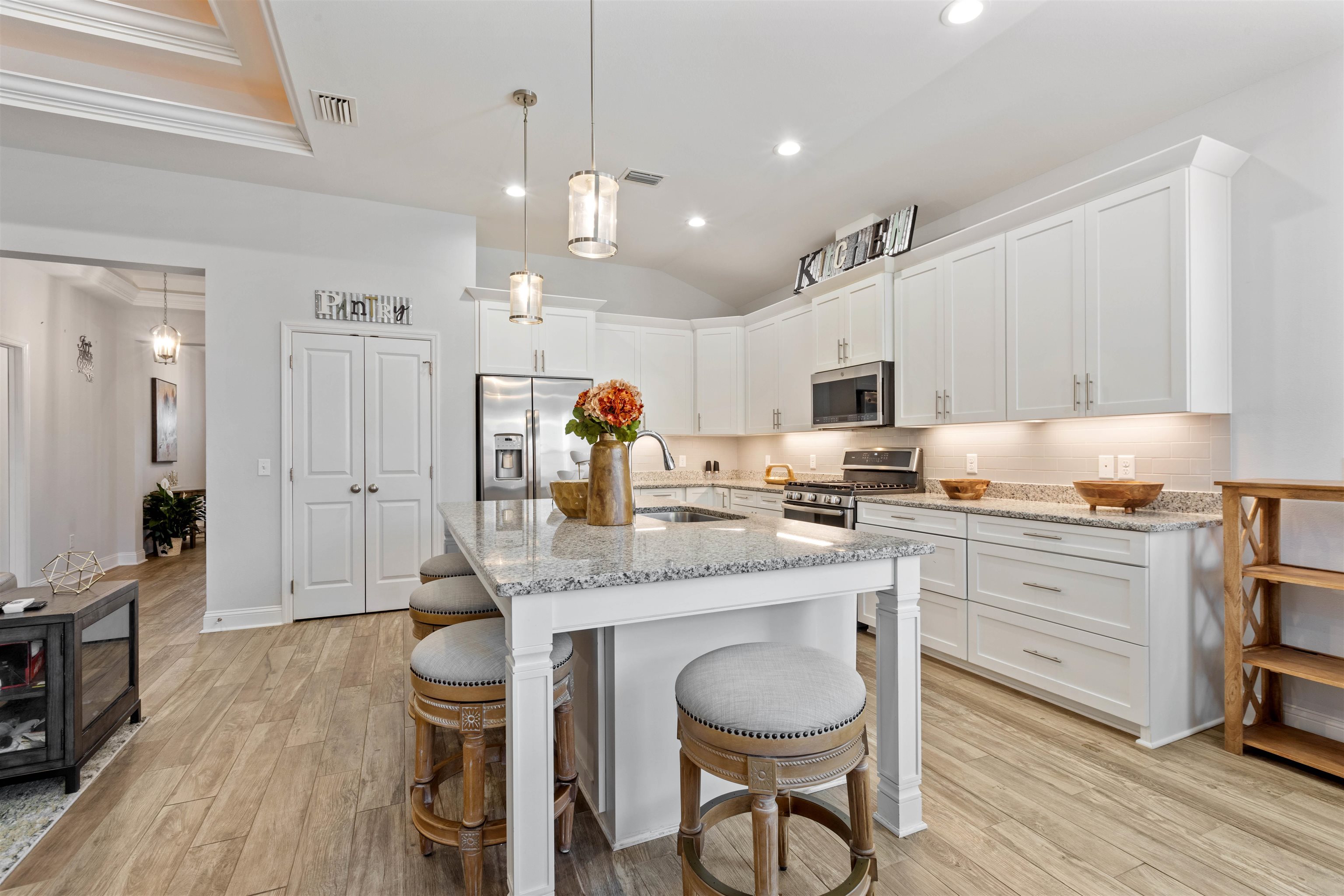 5592 Leaning Oak Trail