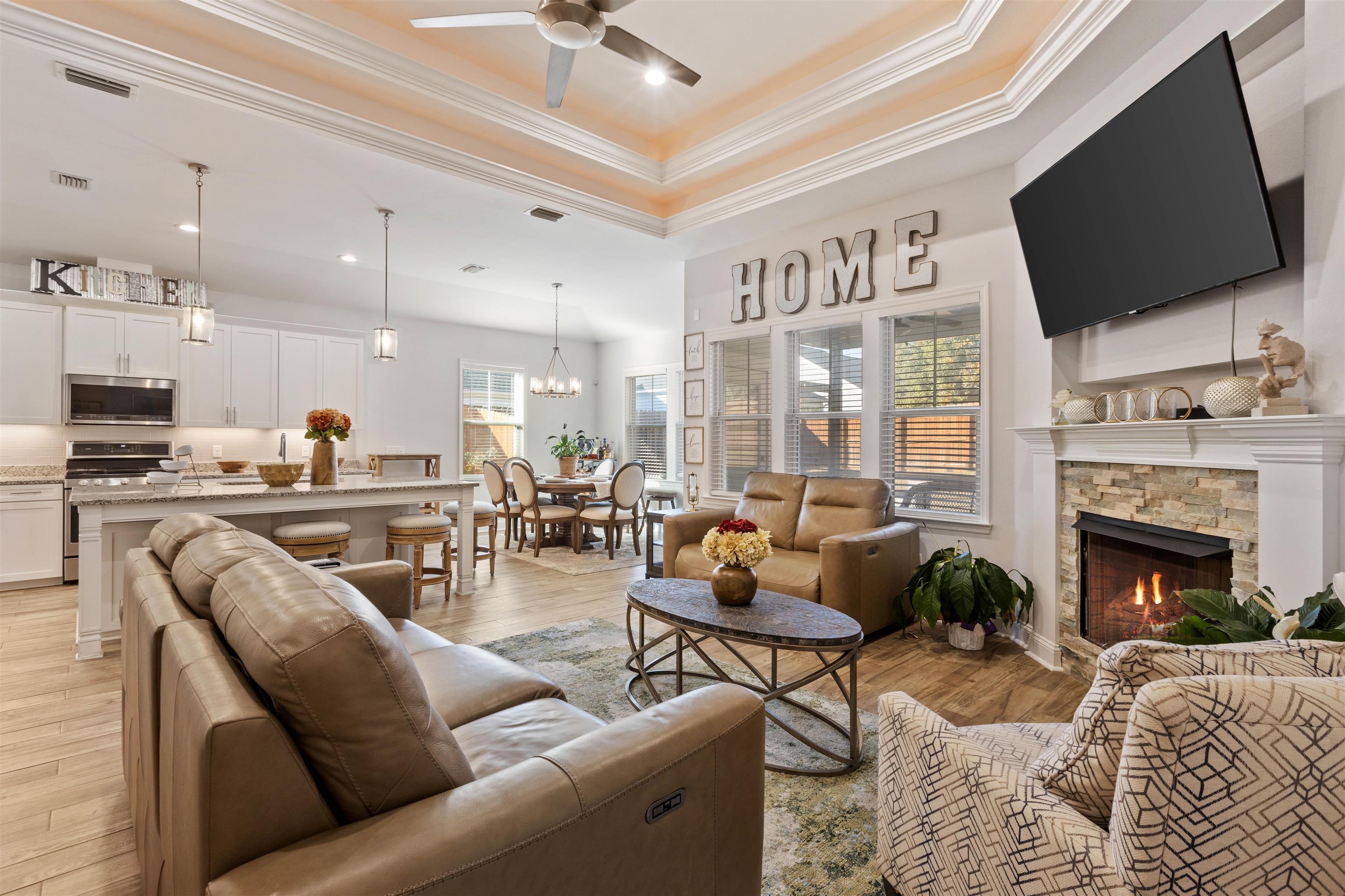 5592 Leaning Oak Trail