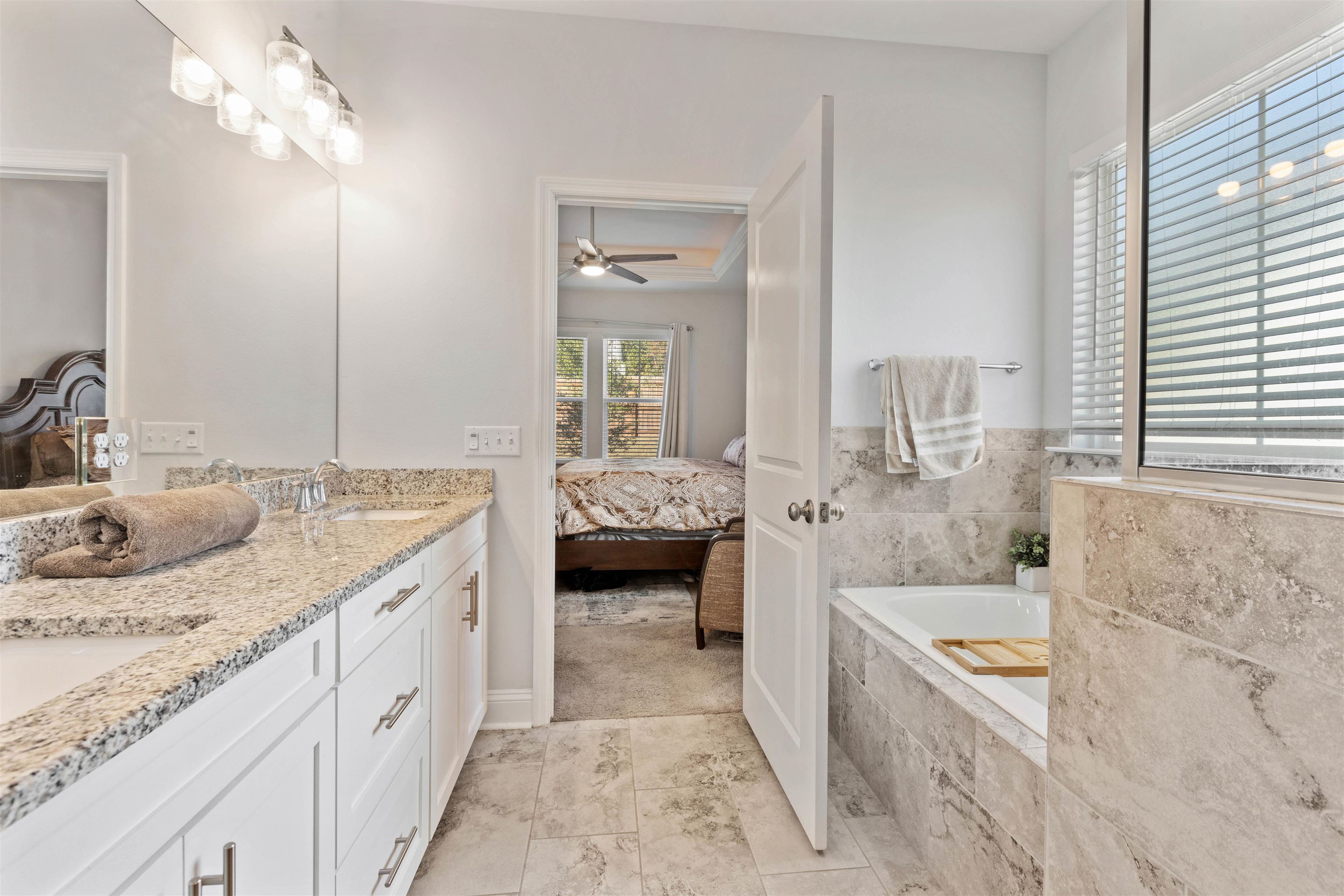 5592 Leaning Oak Trail
