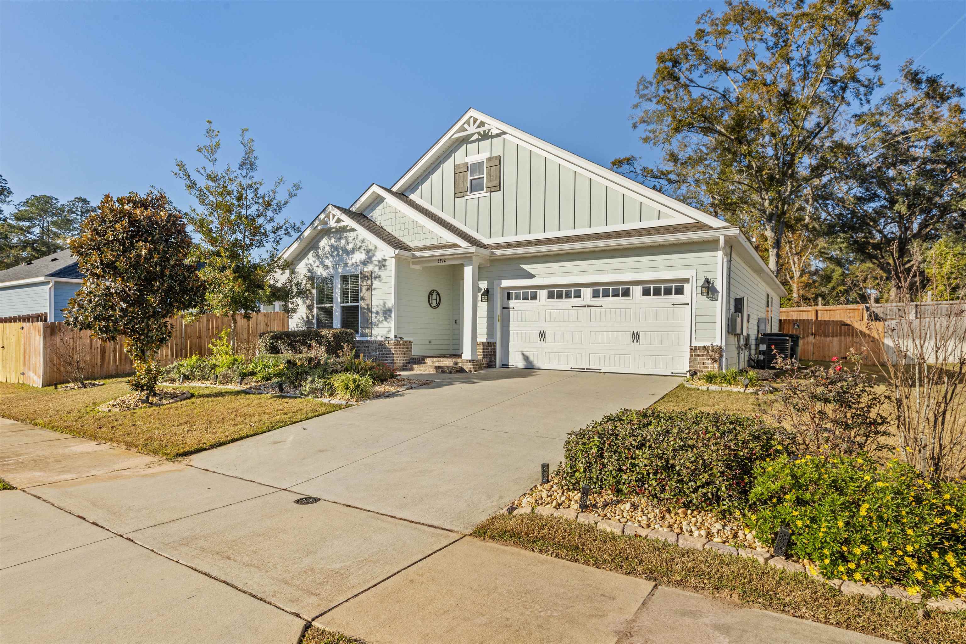 5592 Leaning Oak Trail