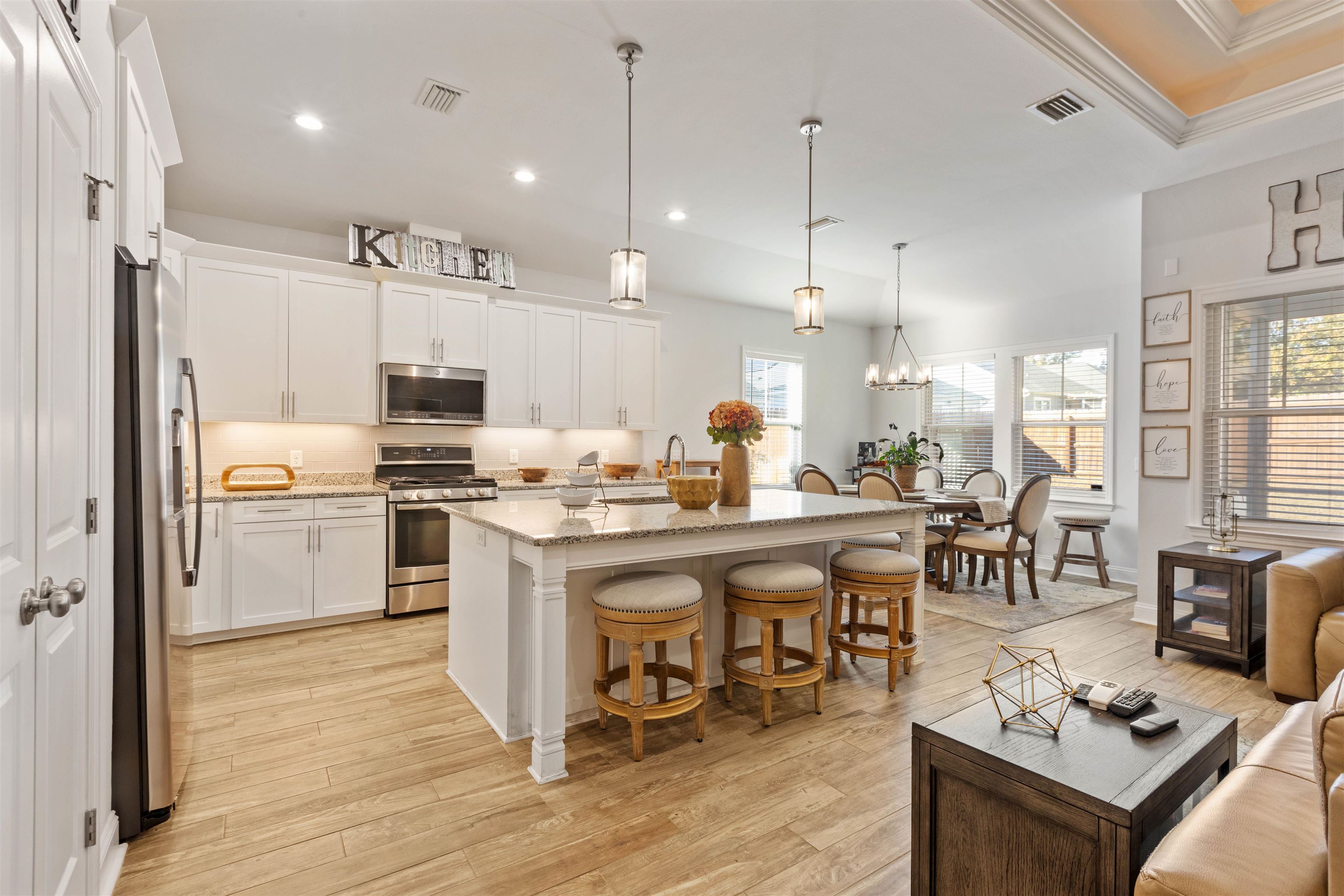 5592 Leaning Oak Trail