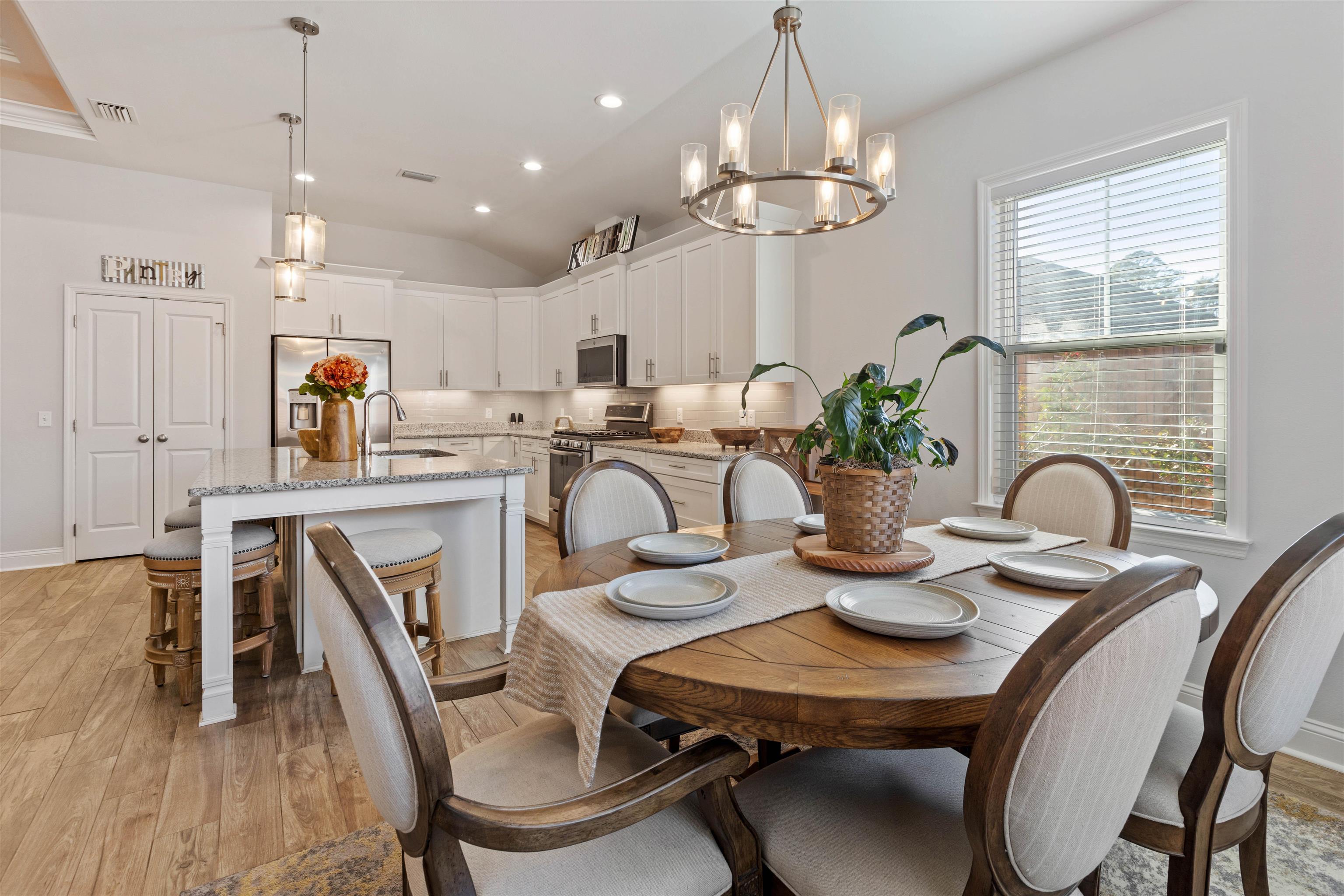 5592 Leaning Oak Trail