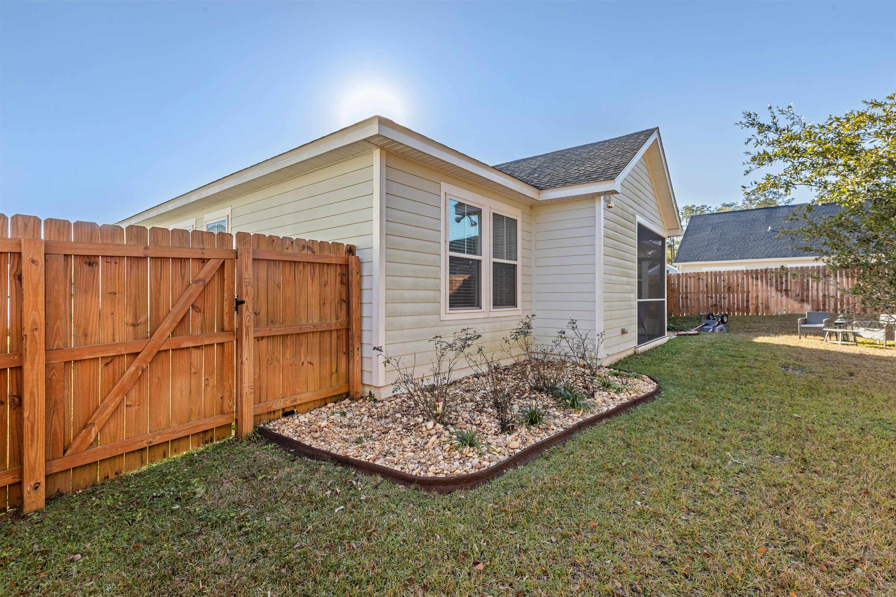 5592 Leaning Oak Trail