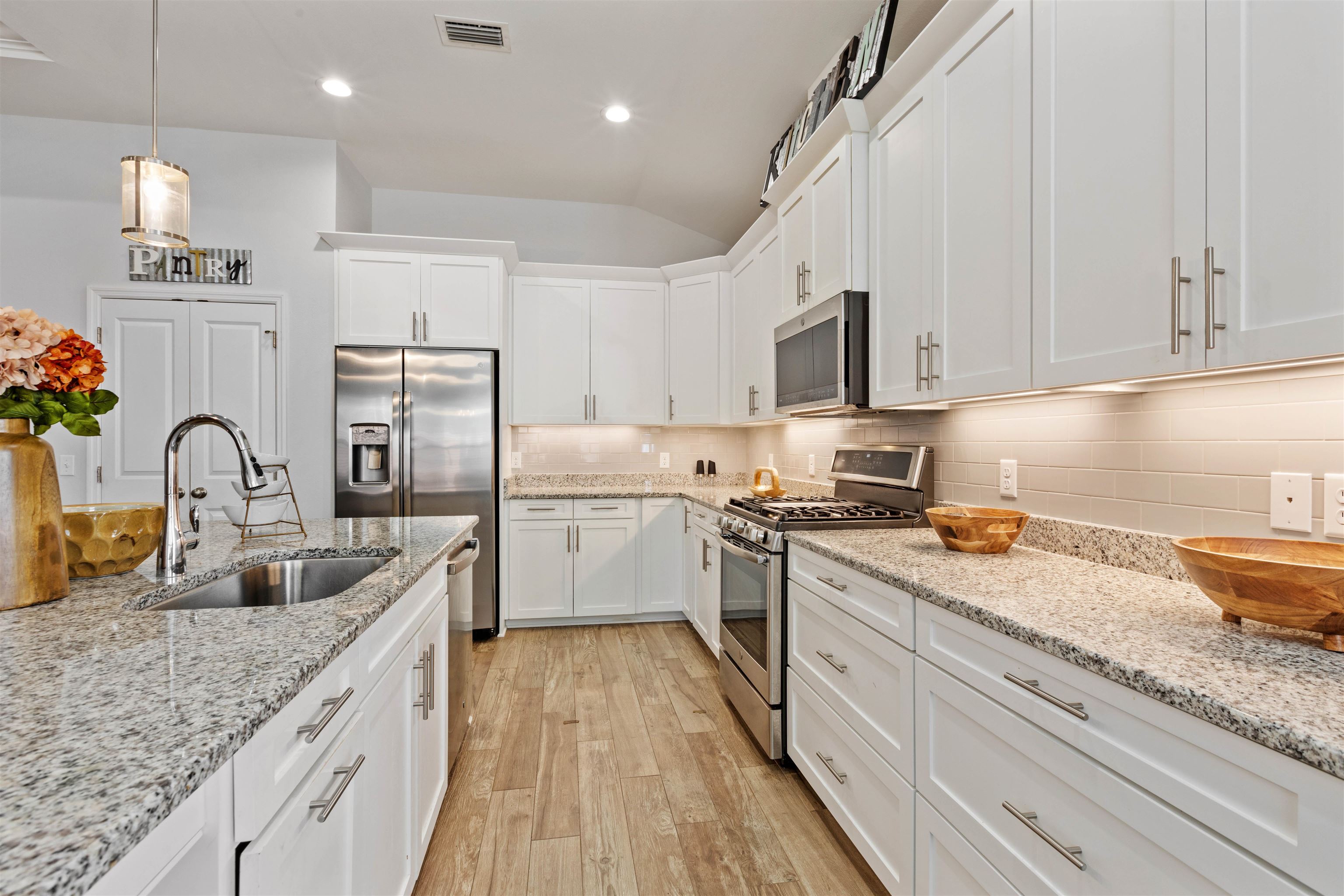 5592 Leaning Oak Trail