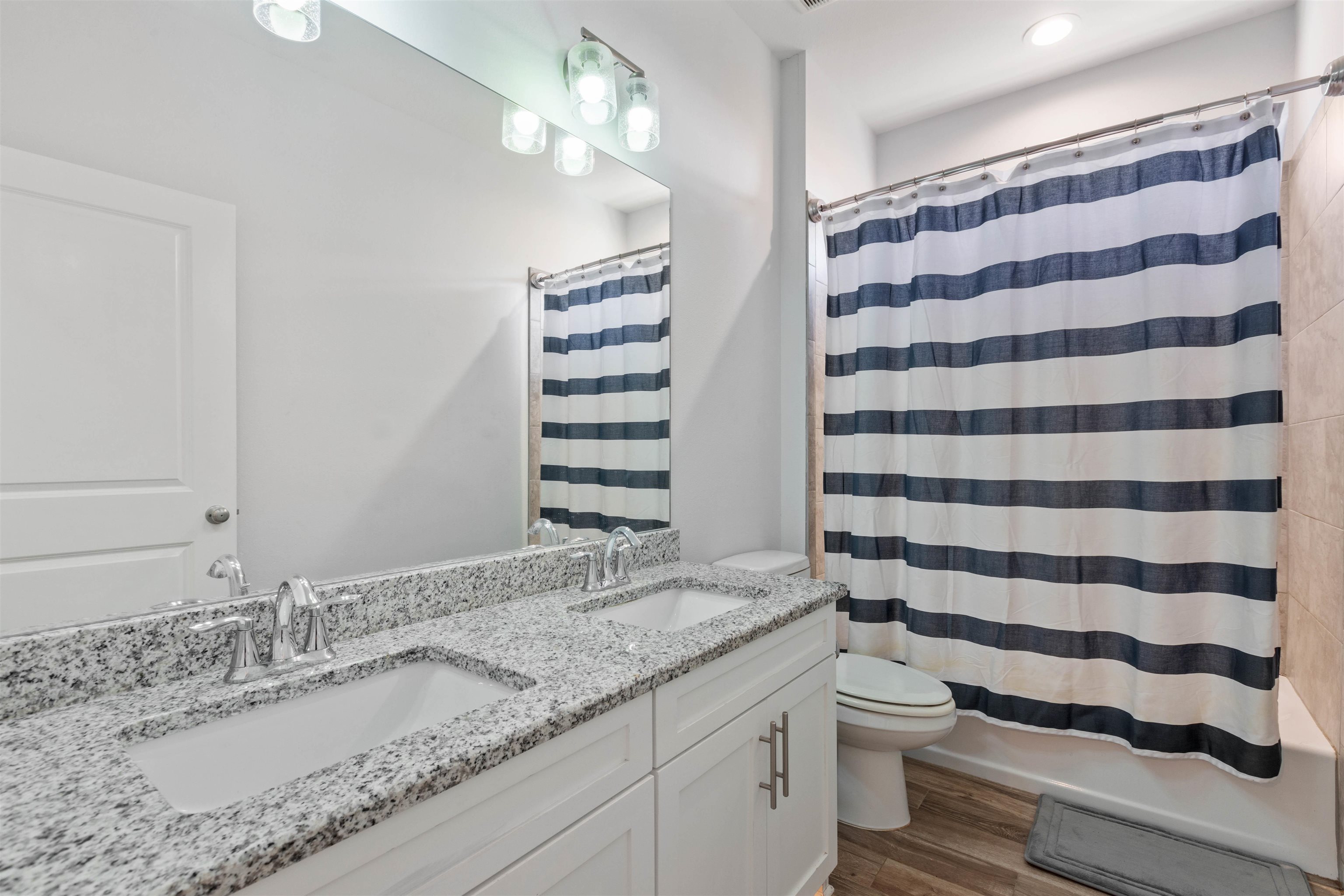 5592 Leaning Oak Trail
