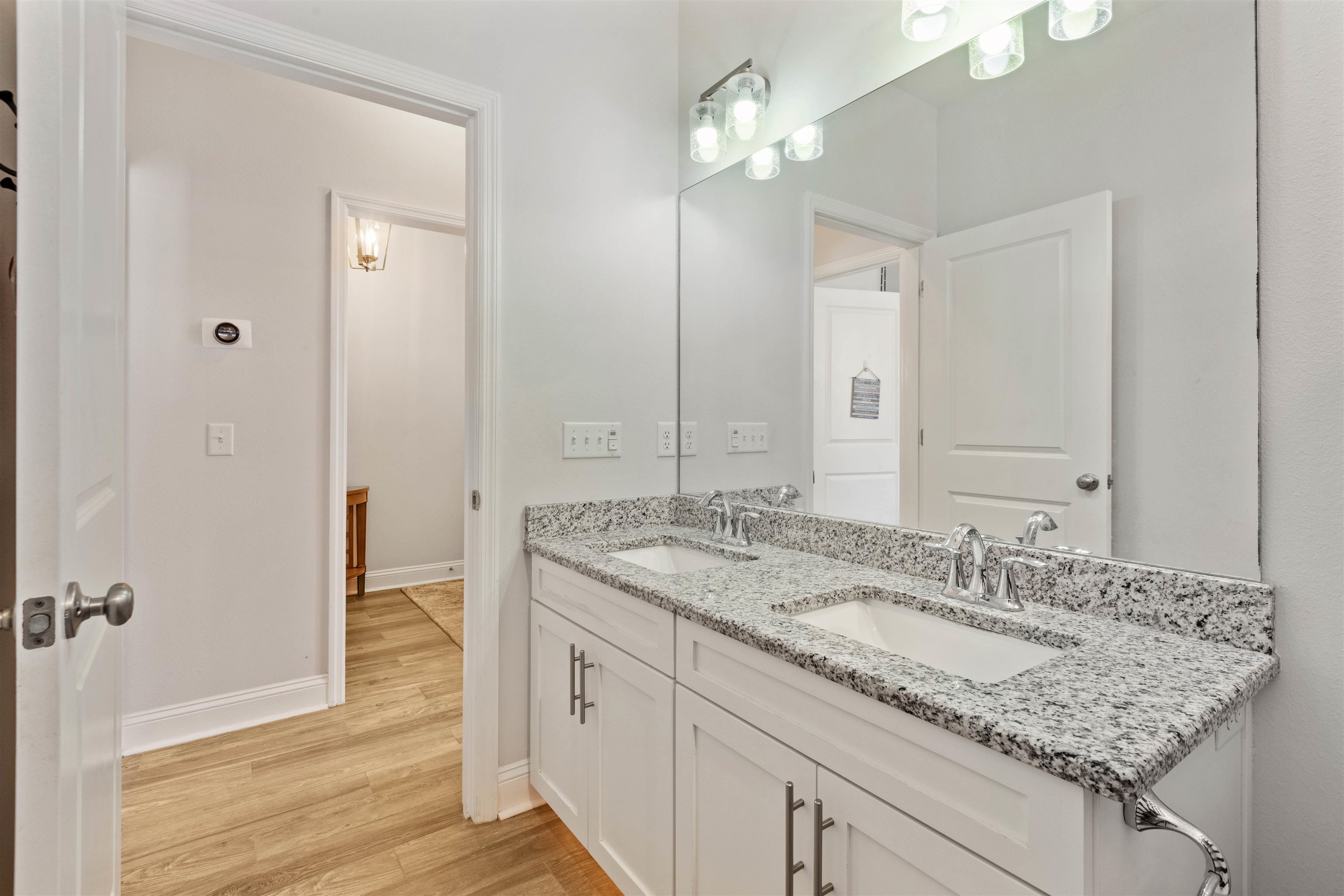 5592 Leaning Oak Trail