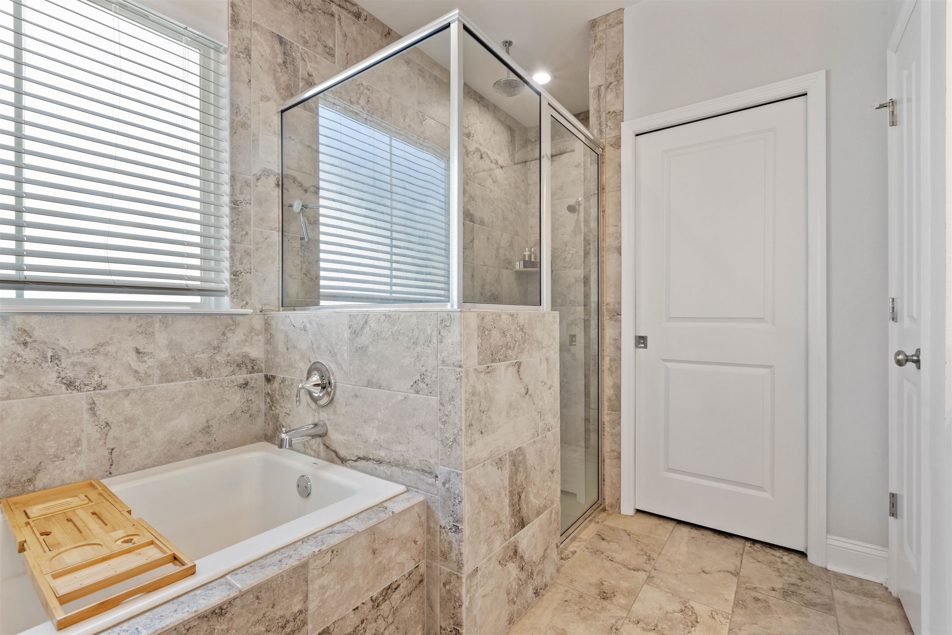5592 Leaning Oak Trail