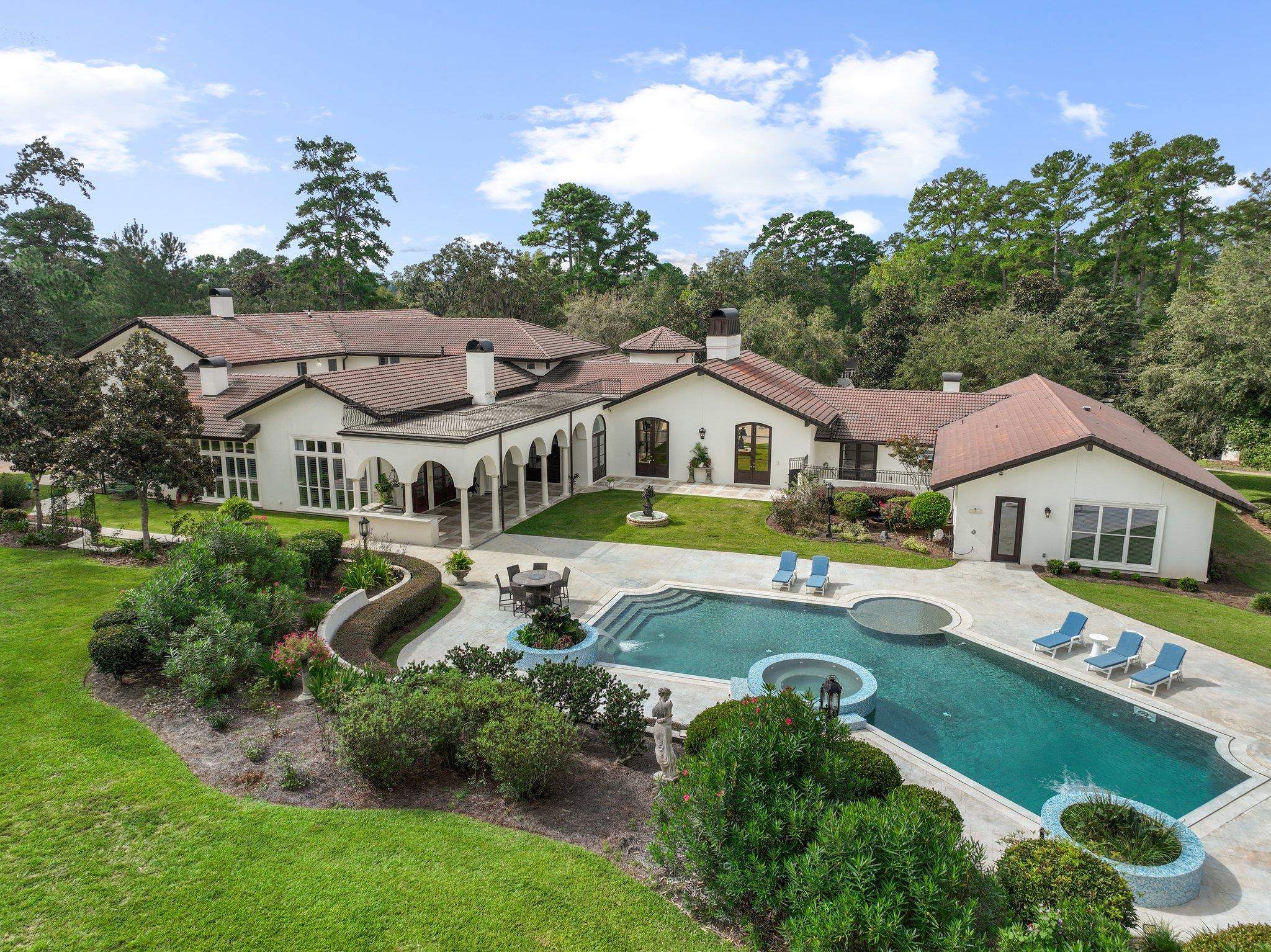 2000 Dogwood Hill