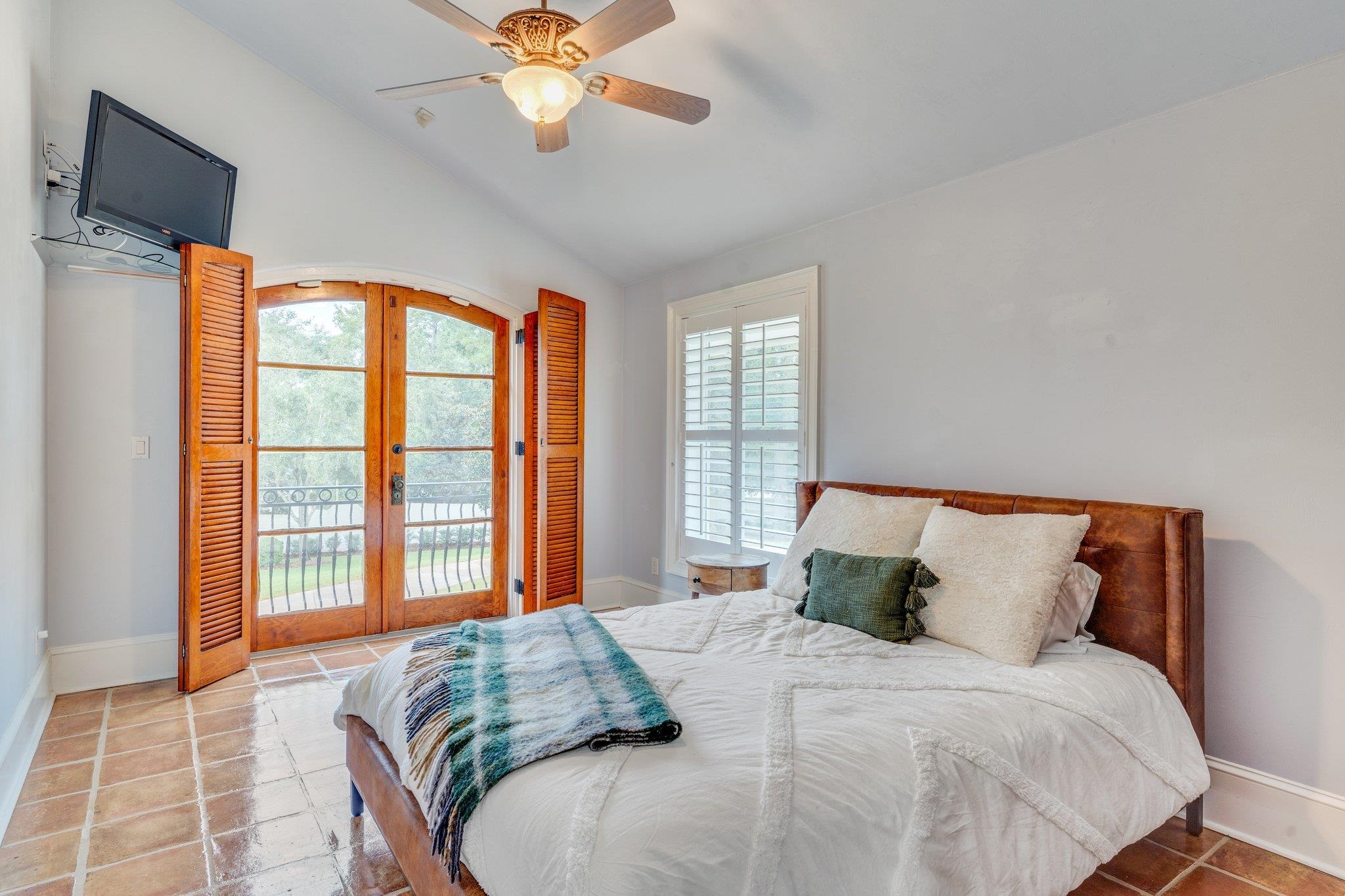 2000 Dogwood Hill