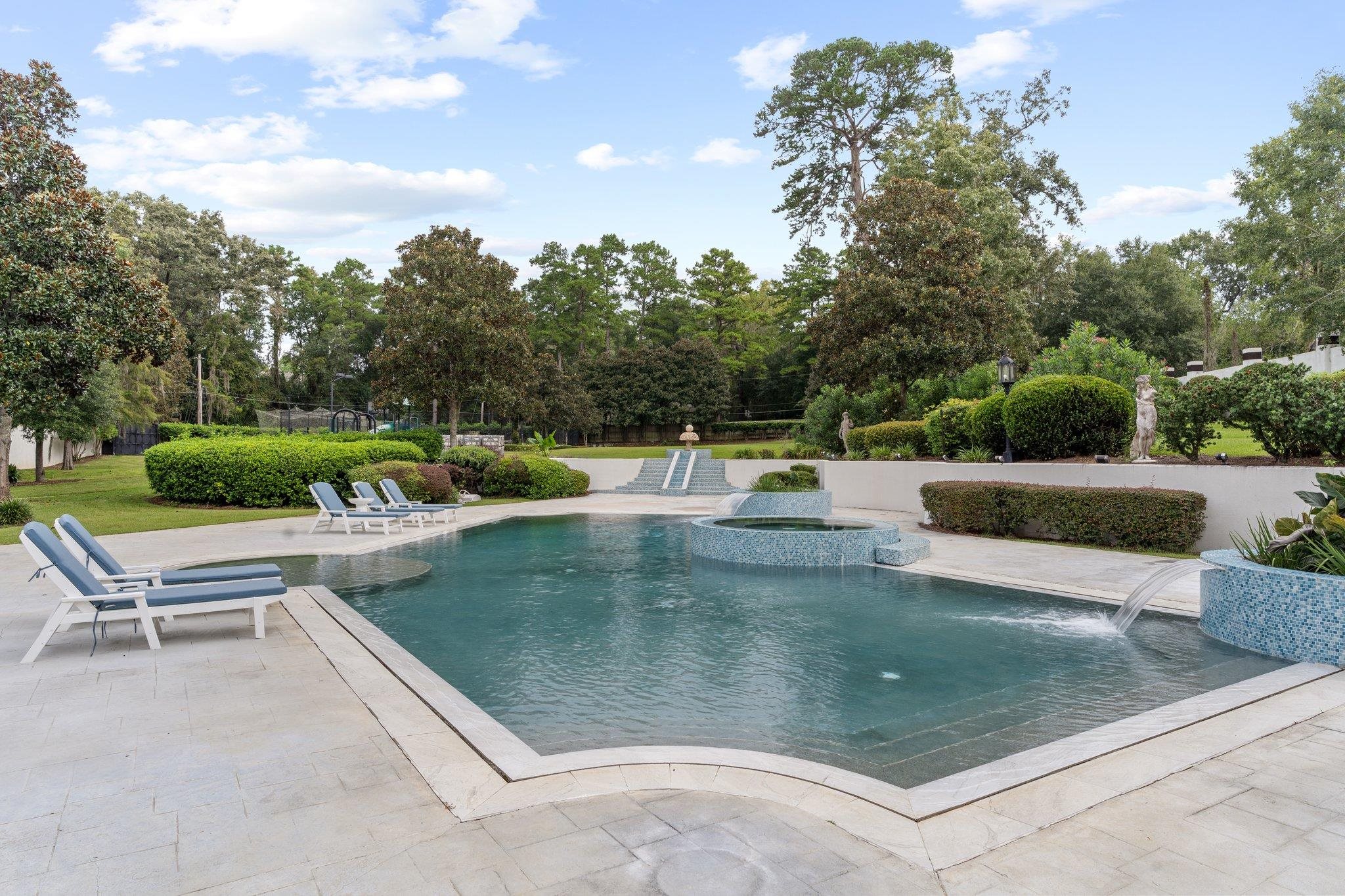 2000 Dogwood Hill