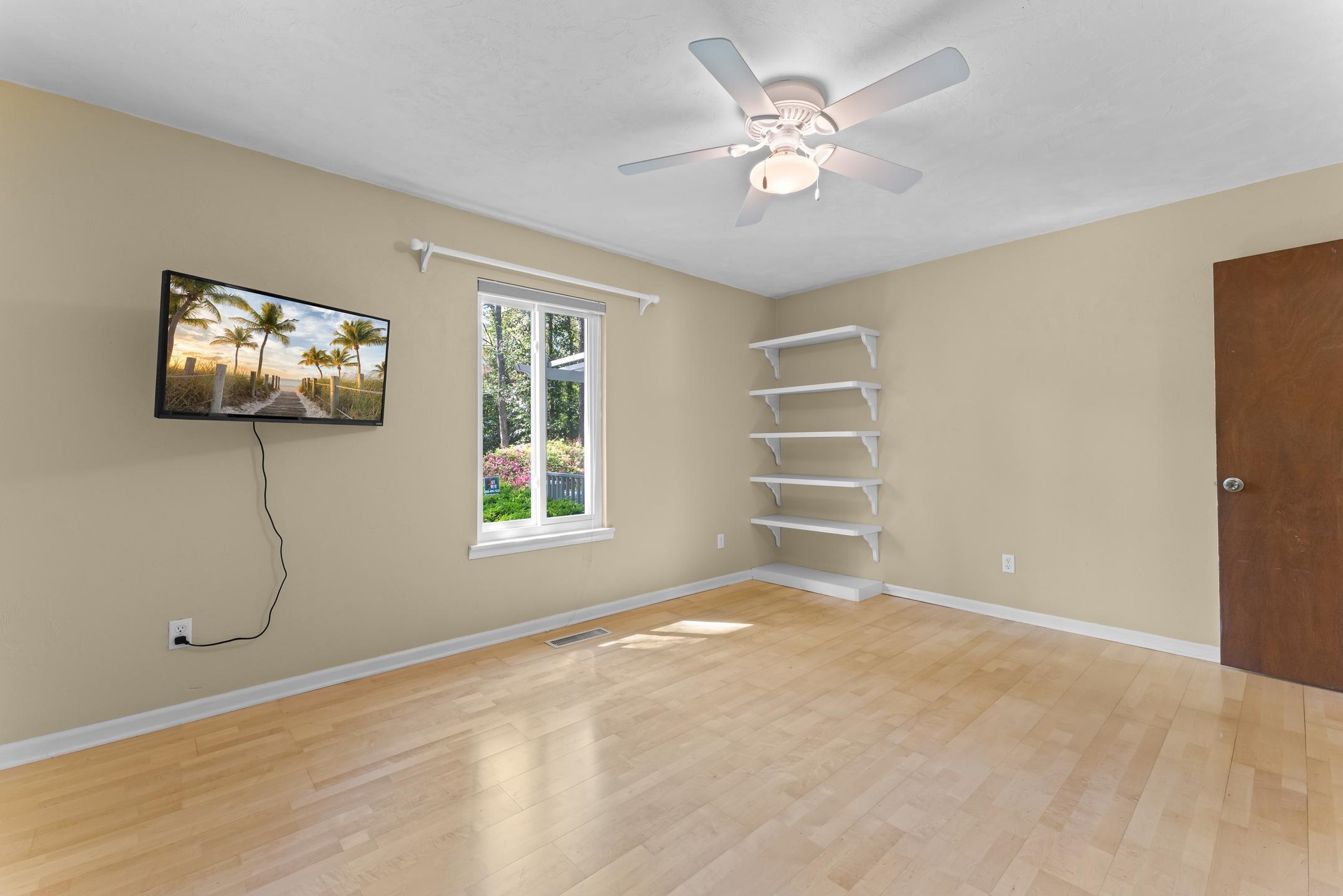 1611 WOODGATE Way
