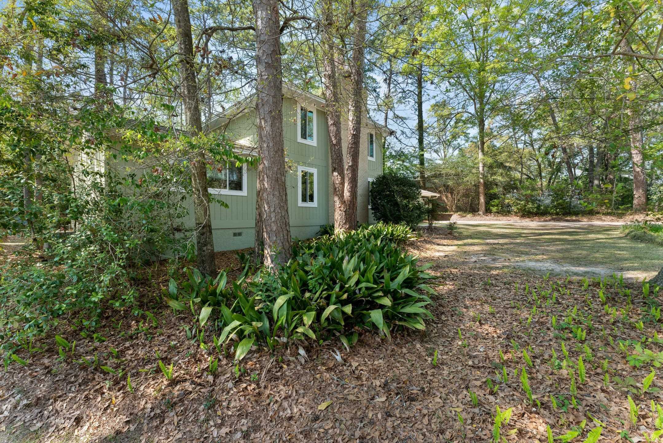 1611 WOODGATE Way