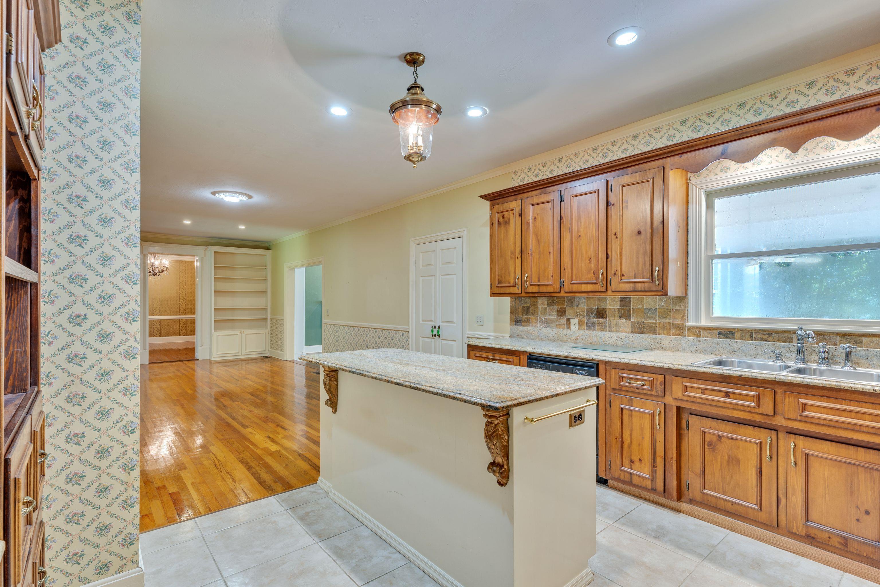 2560 Pine Ridge Road