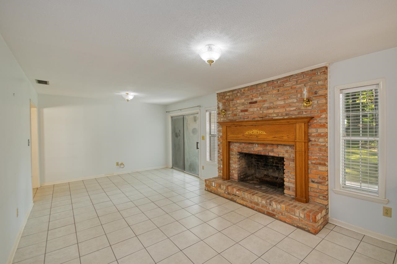 1425 Woodgate Way