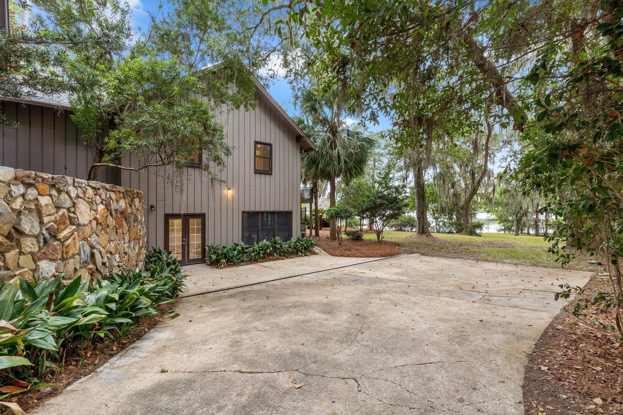 6949 Mcbride Point