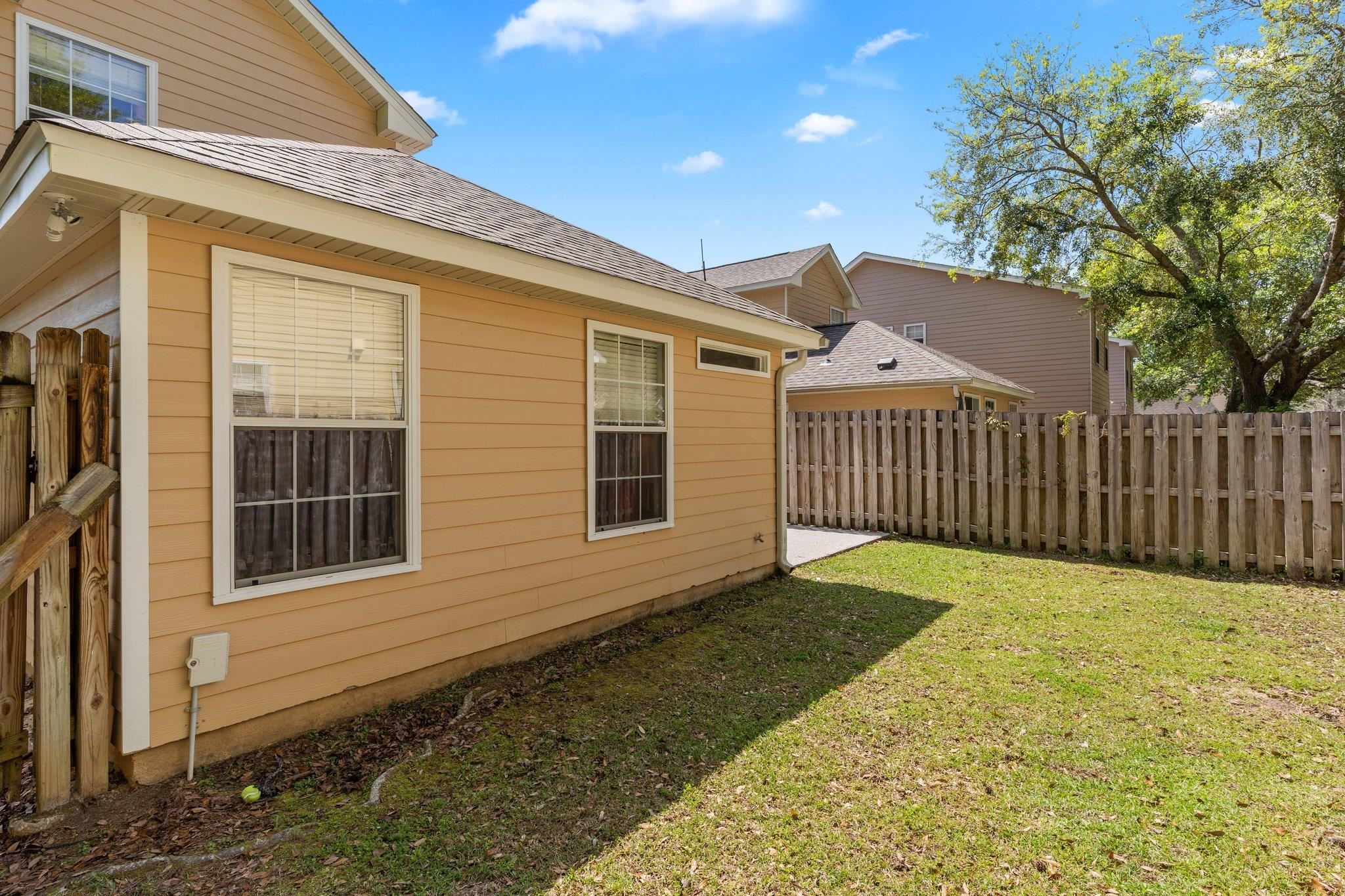 2711 Laurelwood Lane