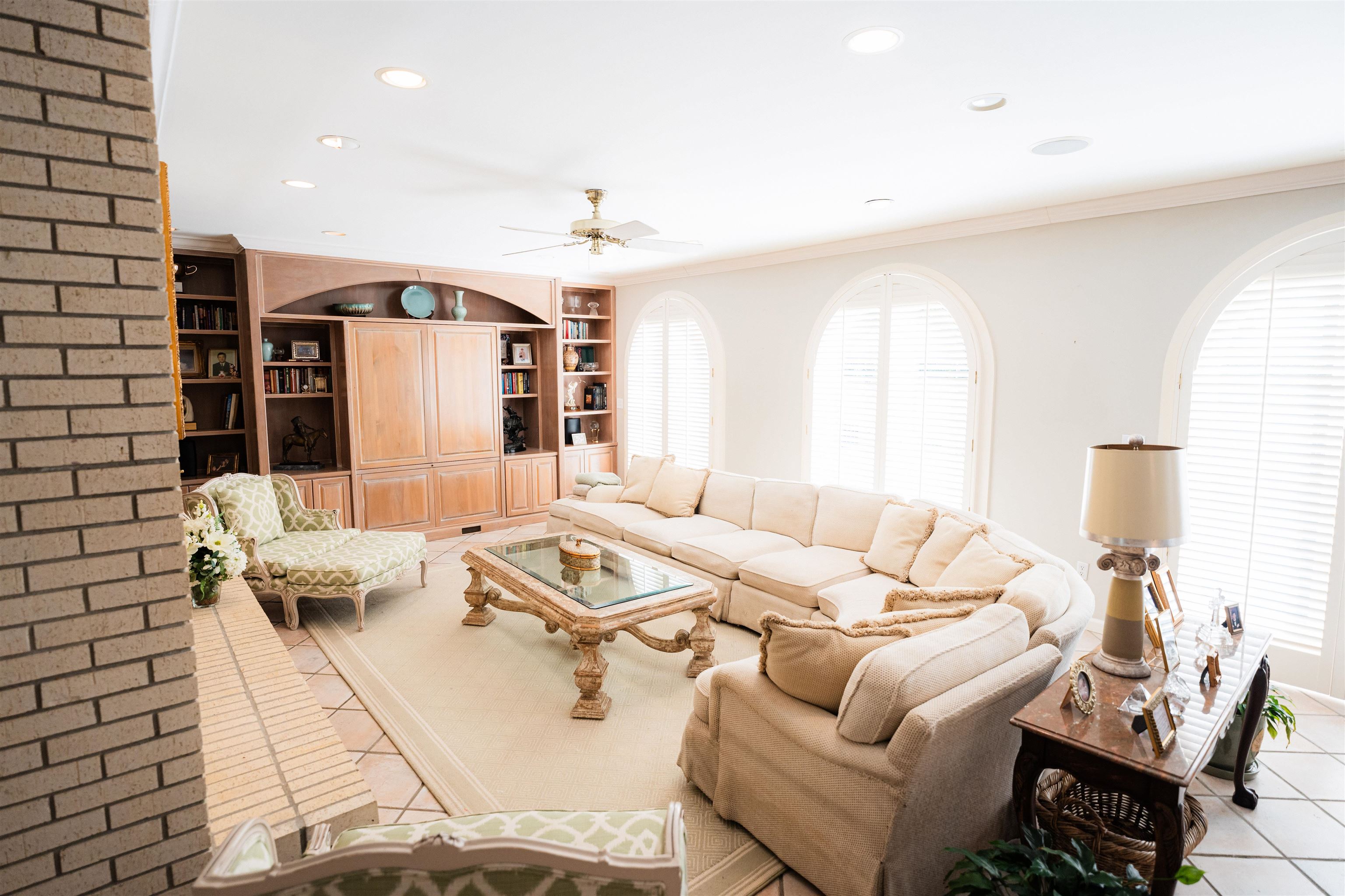 2813 N Shamrock