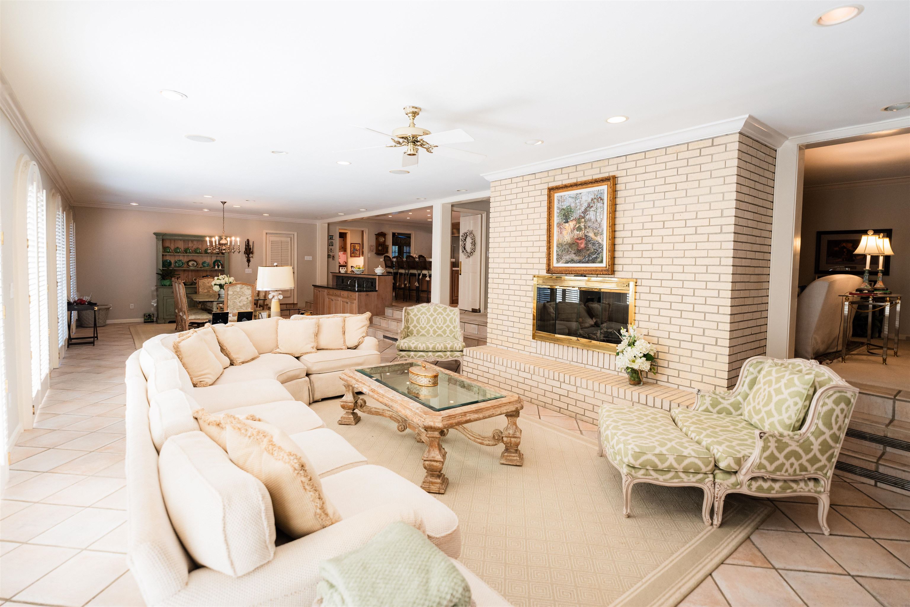 2813 N Shamrock