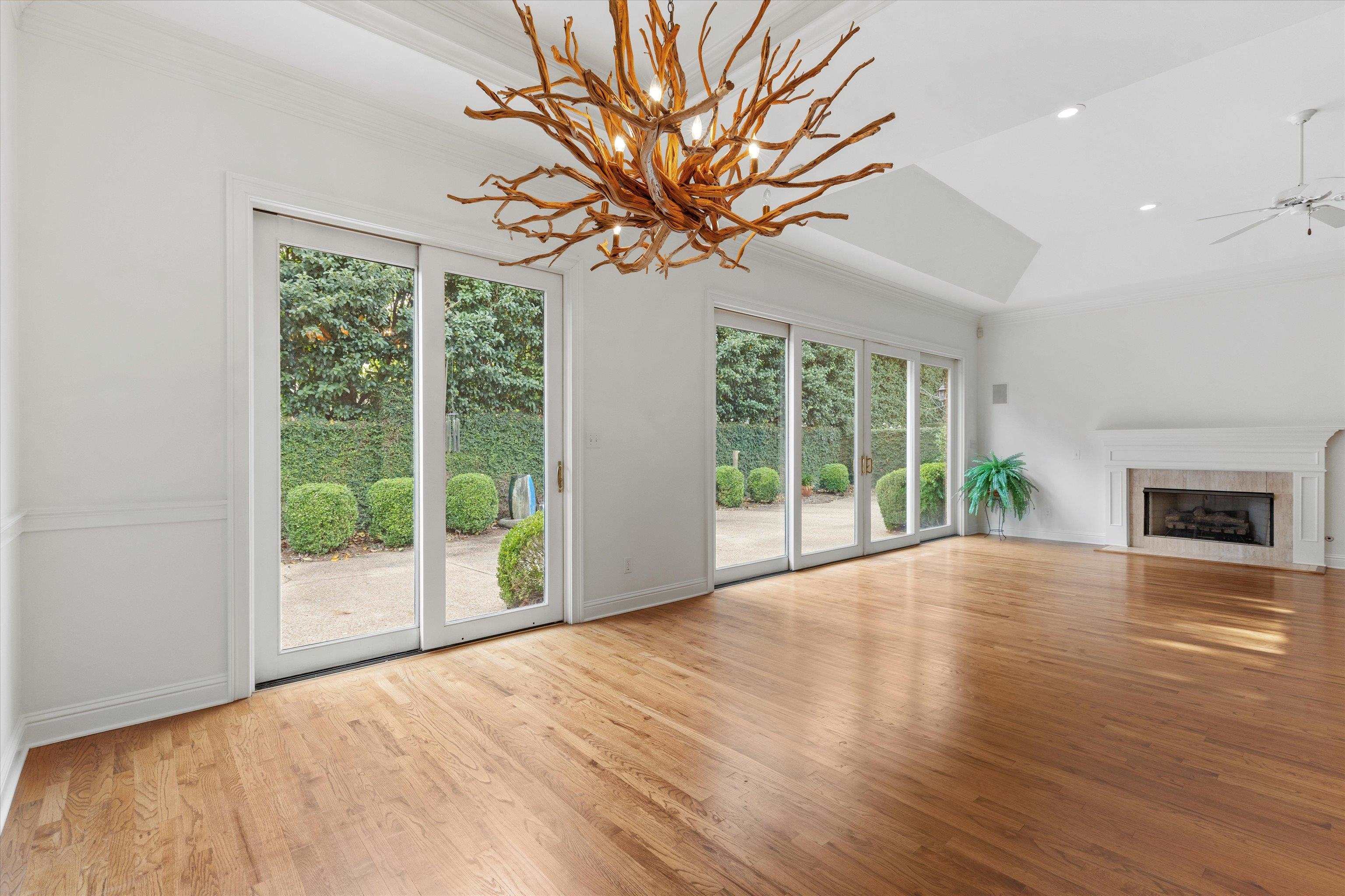 813 GREENBRIER Lane