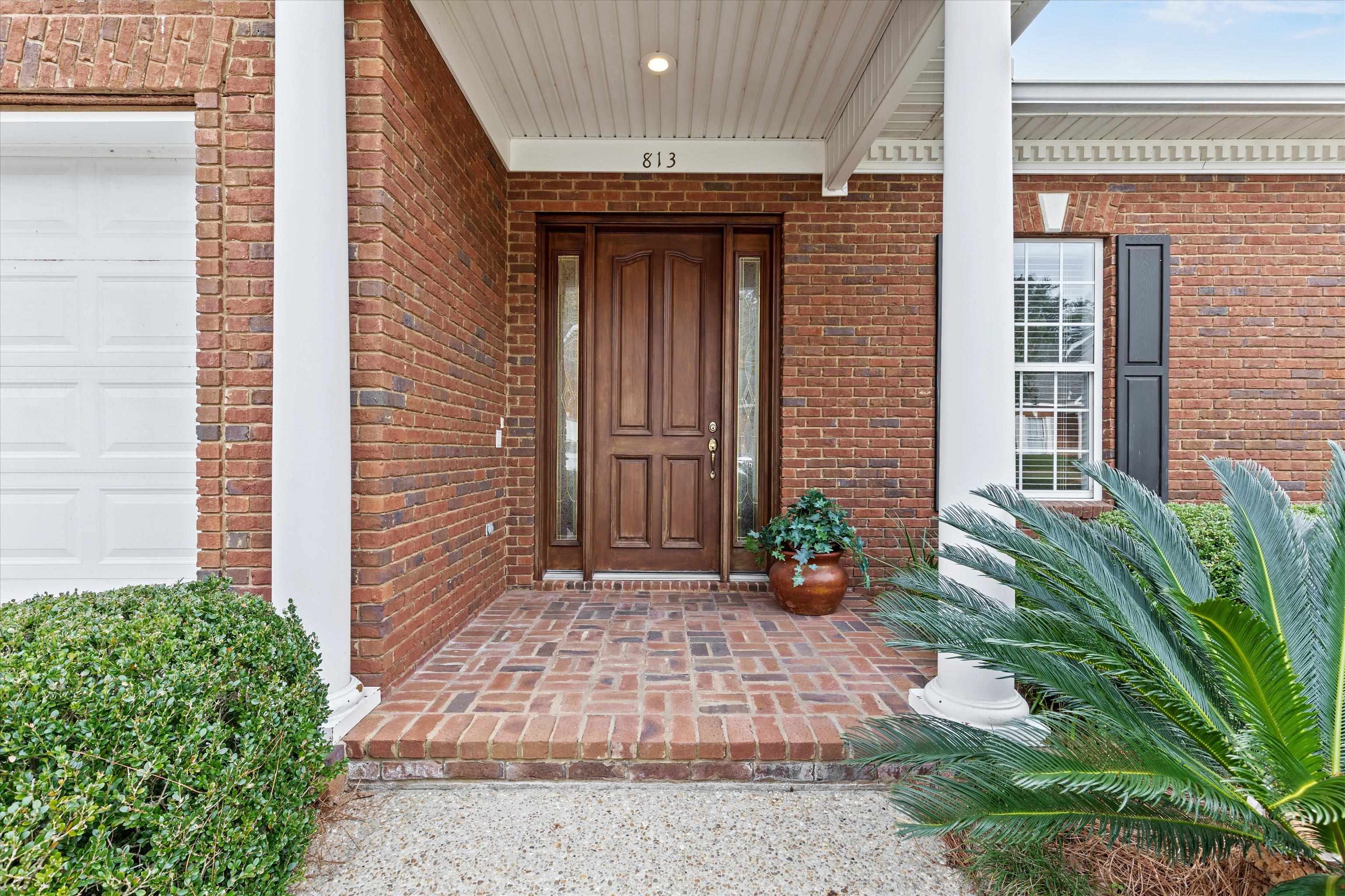 813 GREENBRIER Lane