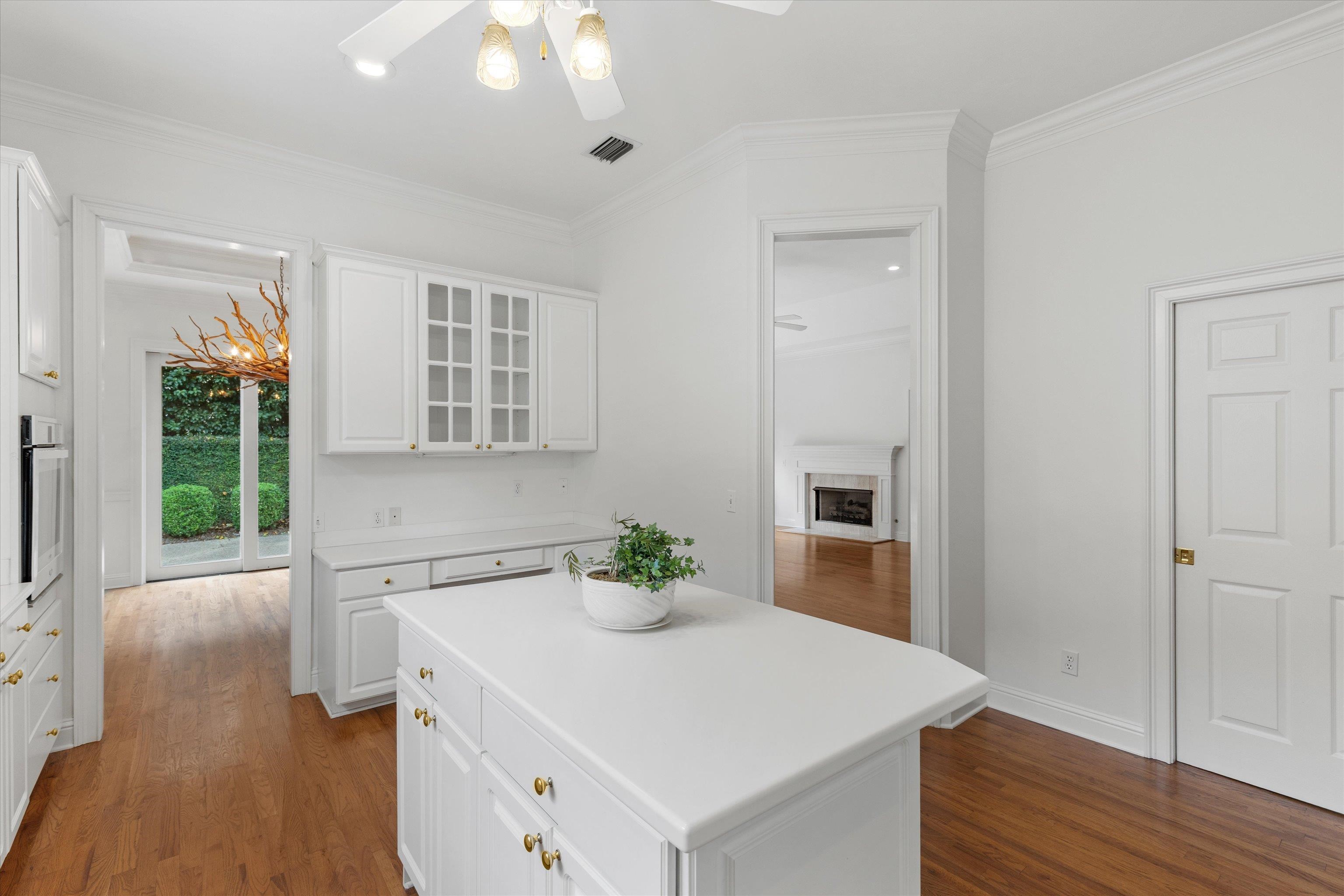 813 GREENBRIER Lane