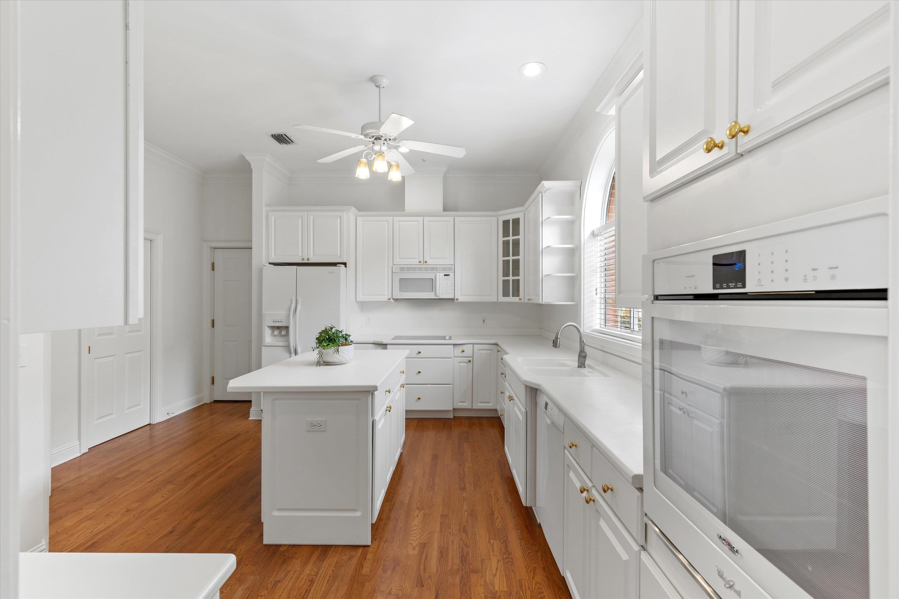 813 GREENBRIER Lane