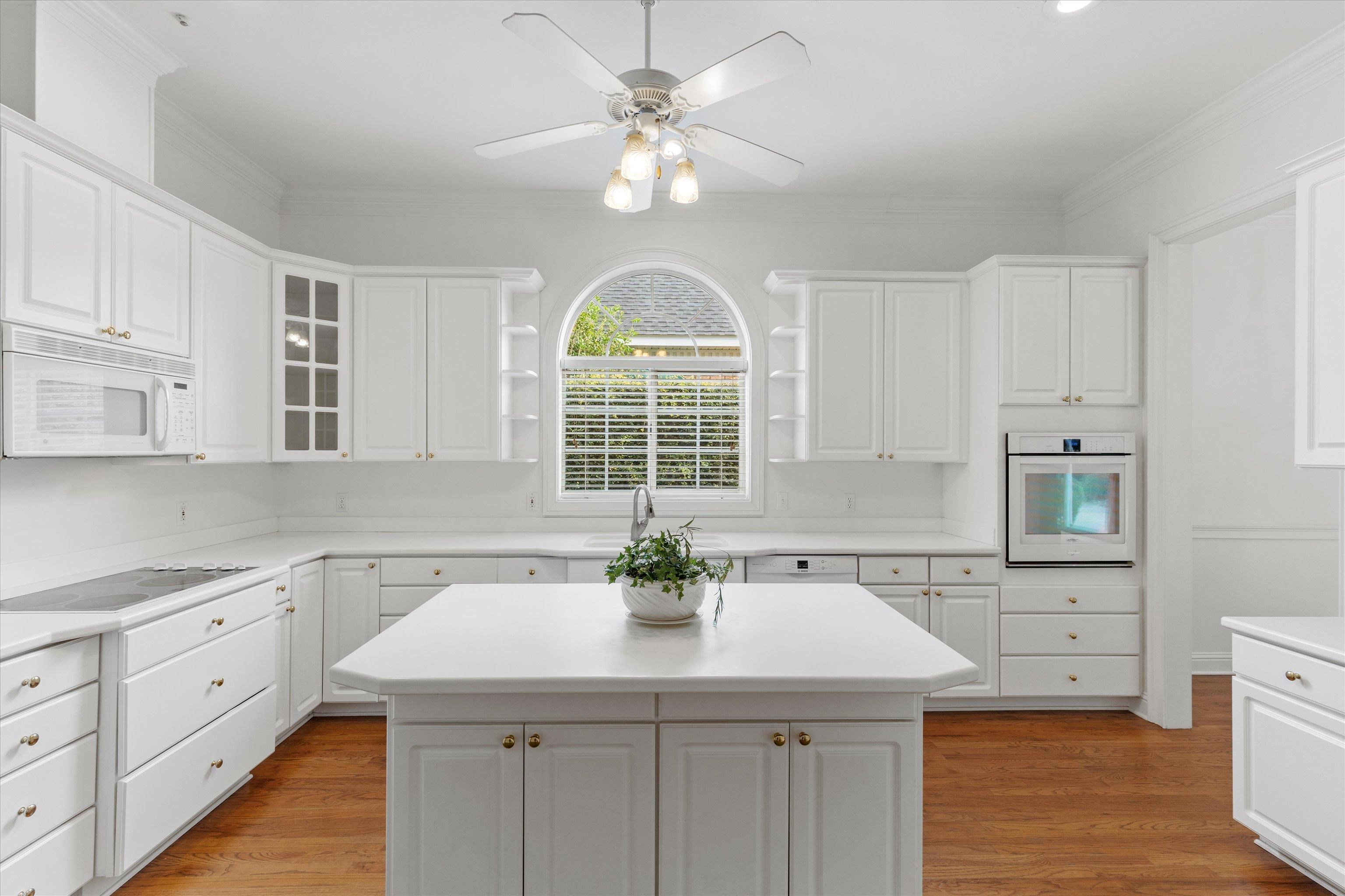 813 GREENBRIER Lane