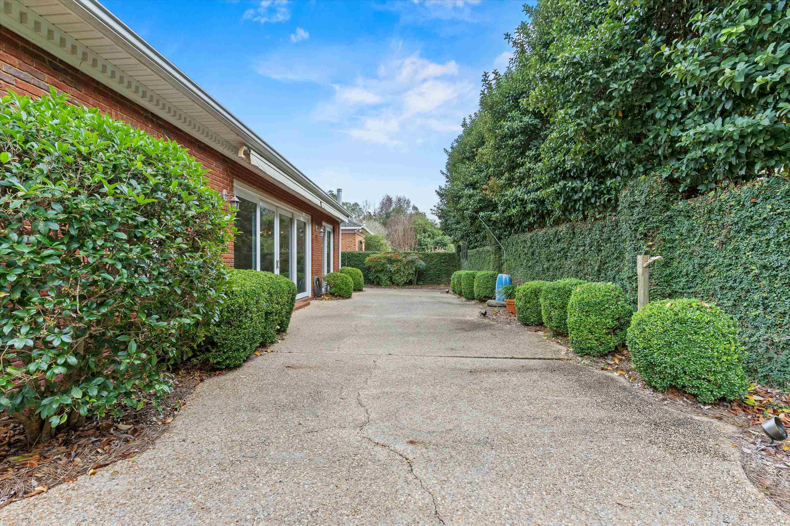 813 GREENBRIER Lane