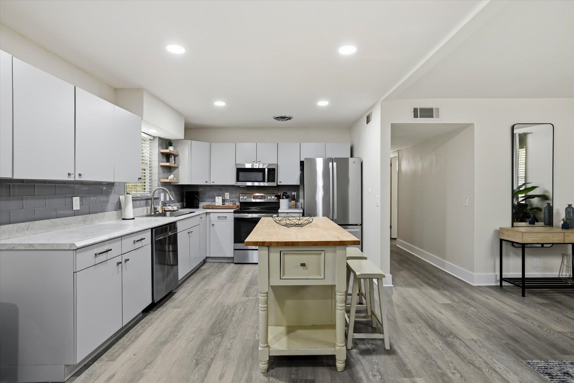 2153 LONGVIEW Drive